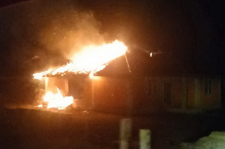 Incendiu puternic într-o localitate din județ: Un bărbat imobilizat a fost salvat în ultima clipă