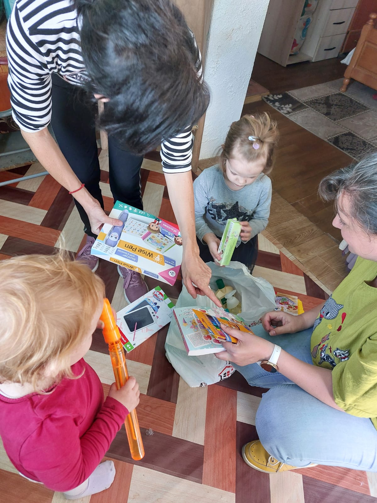 Rechizite, haine și hrană pentru copiii din Botoșani, printr-un program susținut de diaspora românească