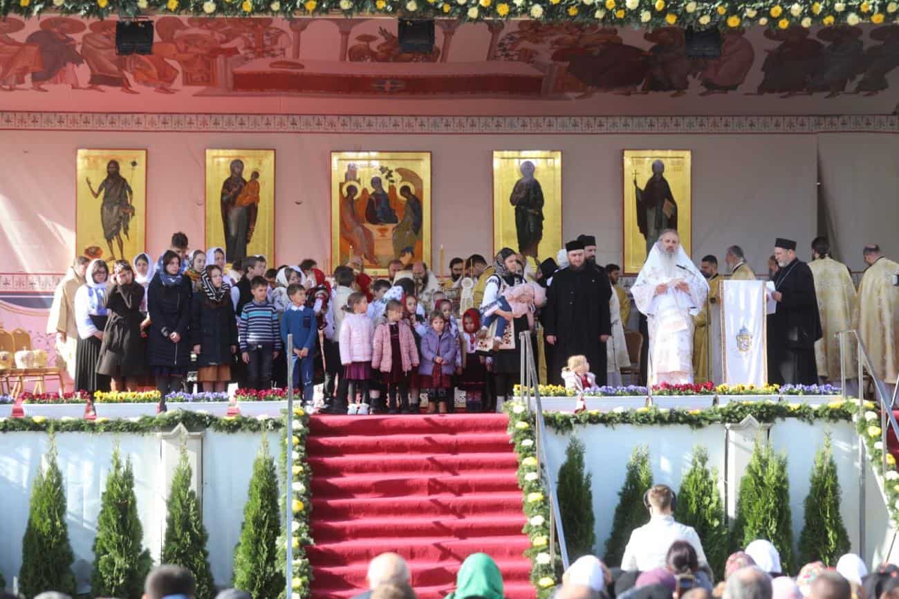 Trei familii de preoți cu câte 10 sau 12 copii  premiate de mitropolitul Teofan la Iași