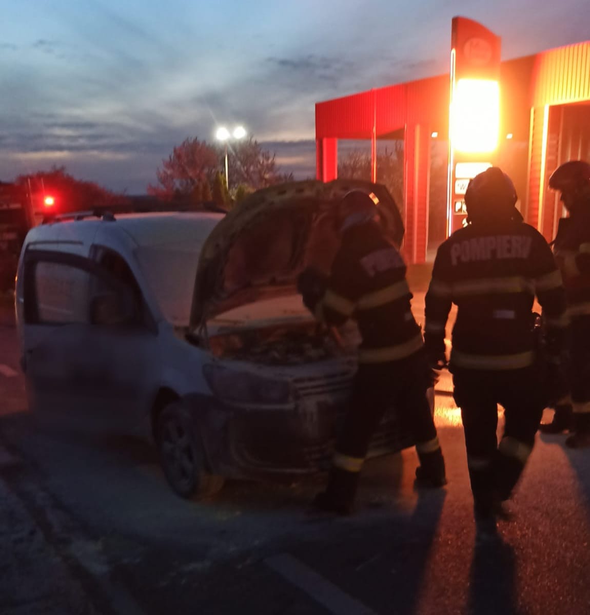 Autoutilitară cuprinsă de flăcări în Dorohoi: mamă și copil, transportați la spital