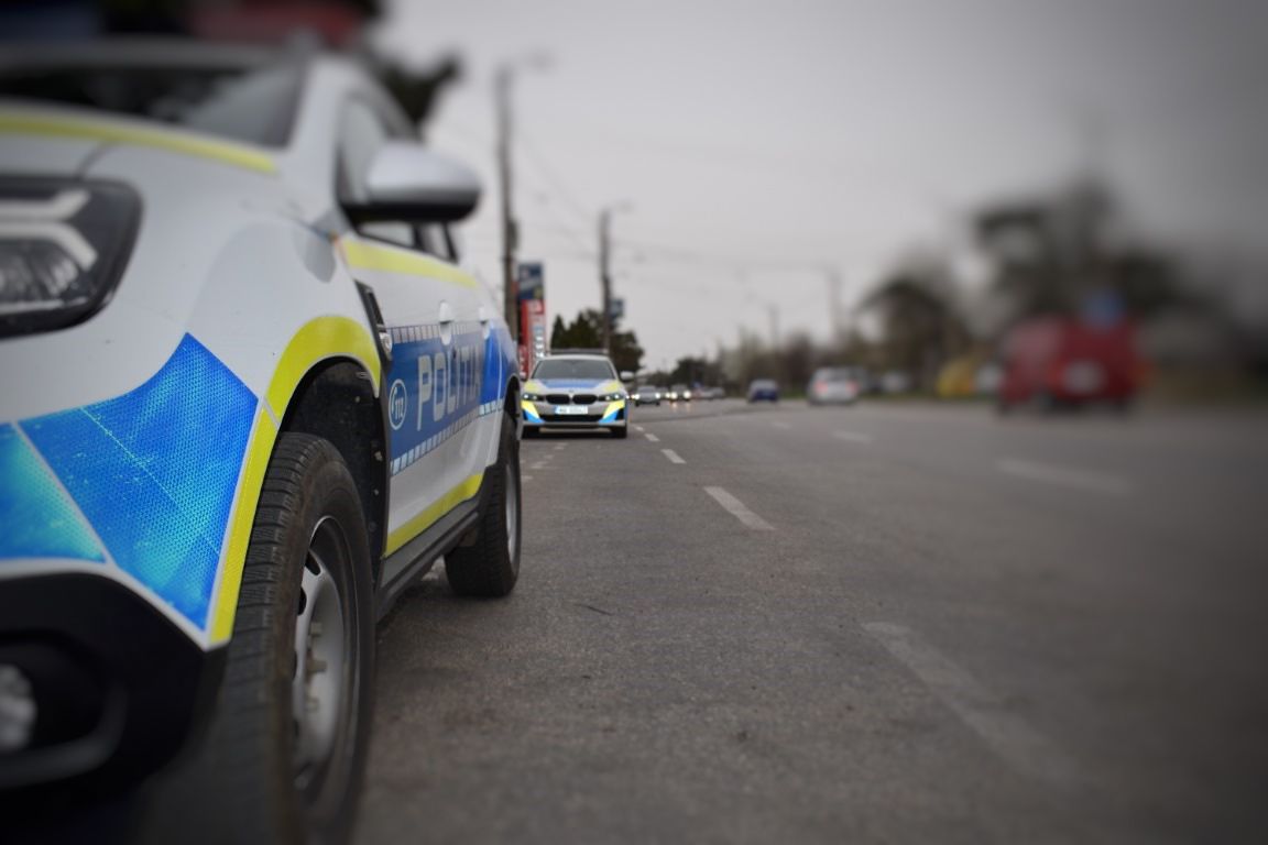 Bărbat dat jos de la volan de polițiști: Conducea în zig-zag si a ajuns pe sensul opus