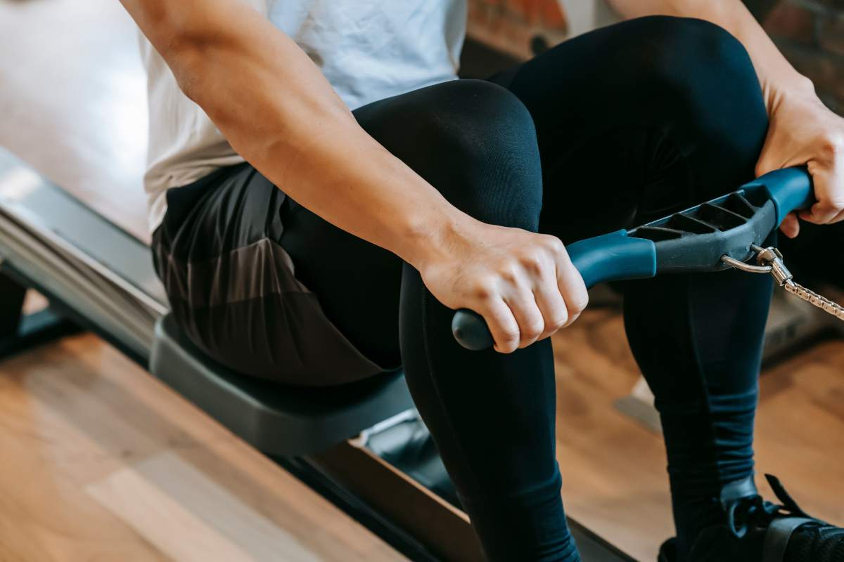 Un singur aparat, mai multe miscari_ cum iti construiesti propria rutina de fitness_Persoana facand exercitii fizice la un aparat de fitness