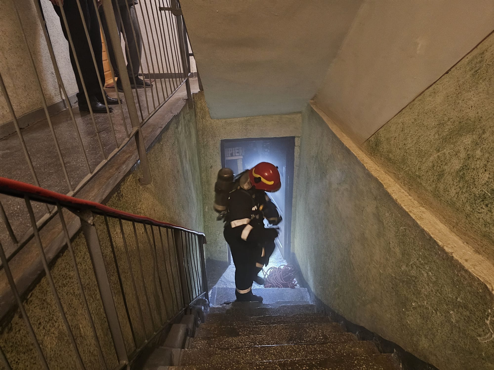 Garsonieră în flăcări, locatari evacuați de pompieri