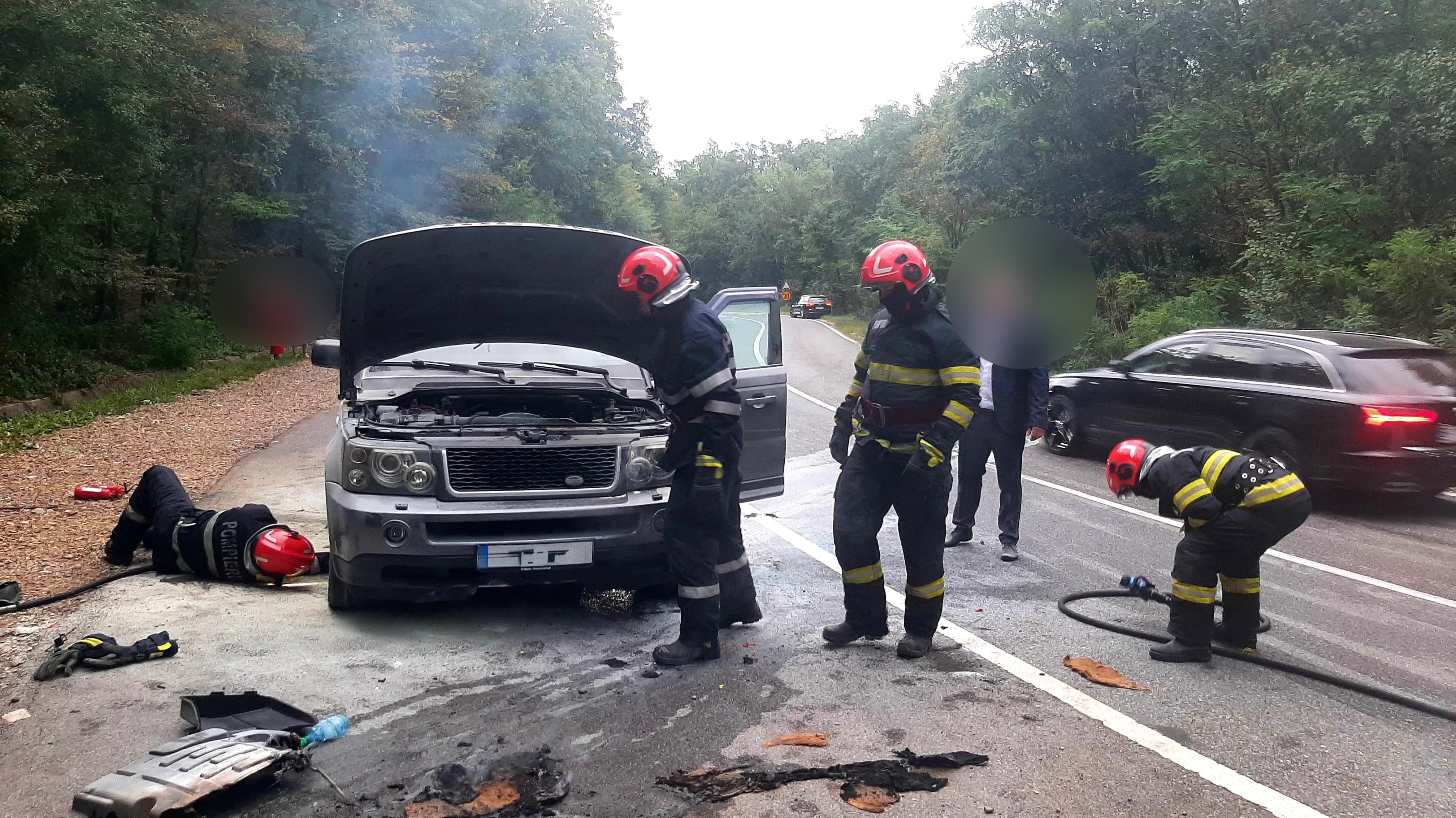 O mașină a luat foc, șoferul a chemat disperat pompierii
