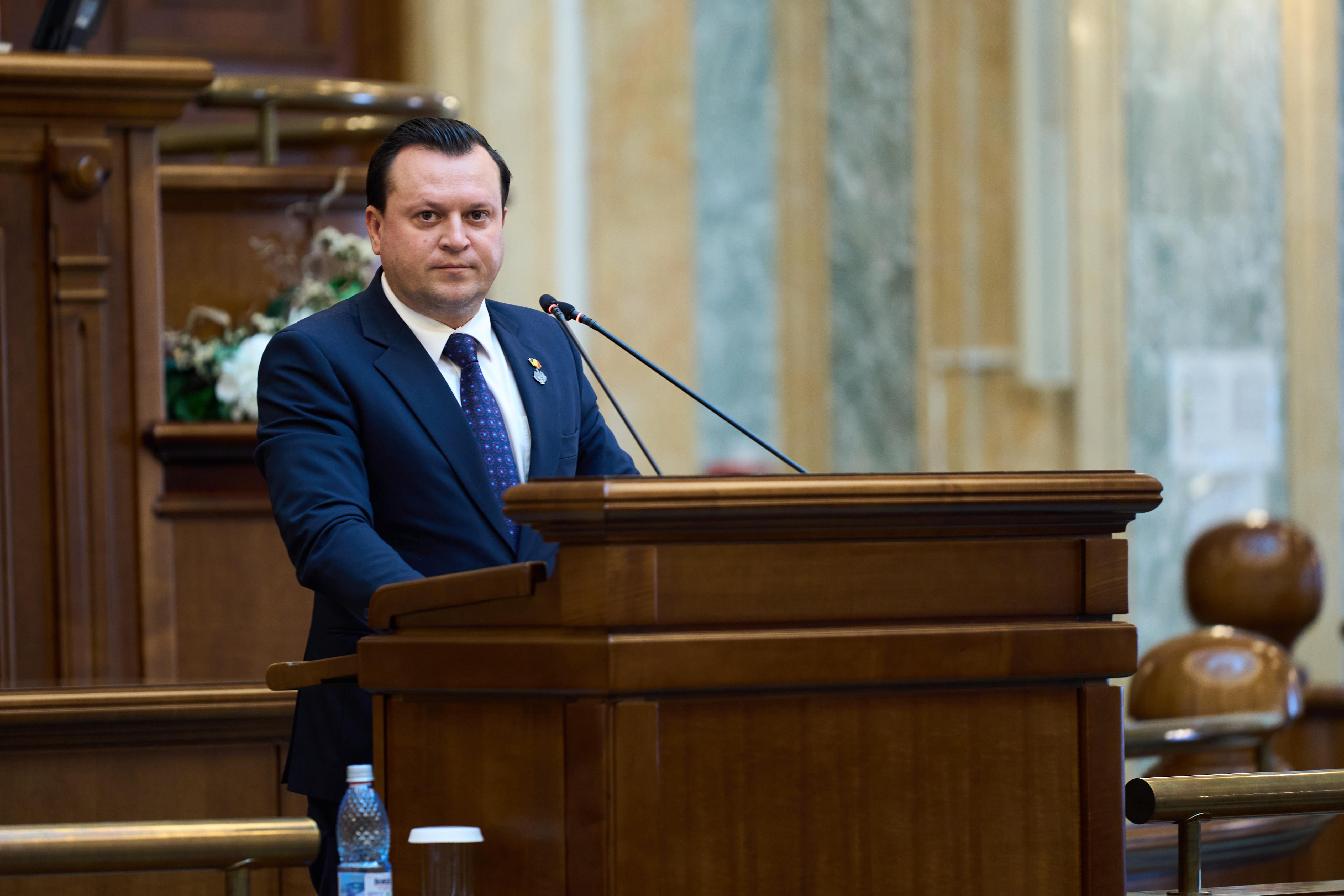 Cătălin Silegeanu, pledoarie în Senat: Educația este condamnată la improvizație, elevii încep școala printre șantiere