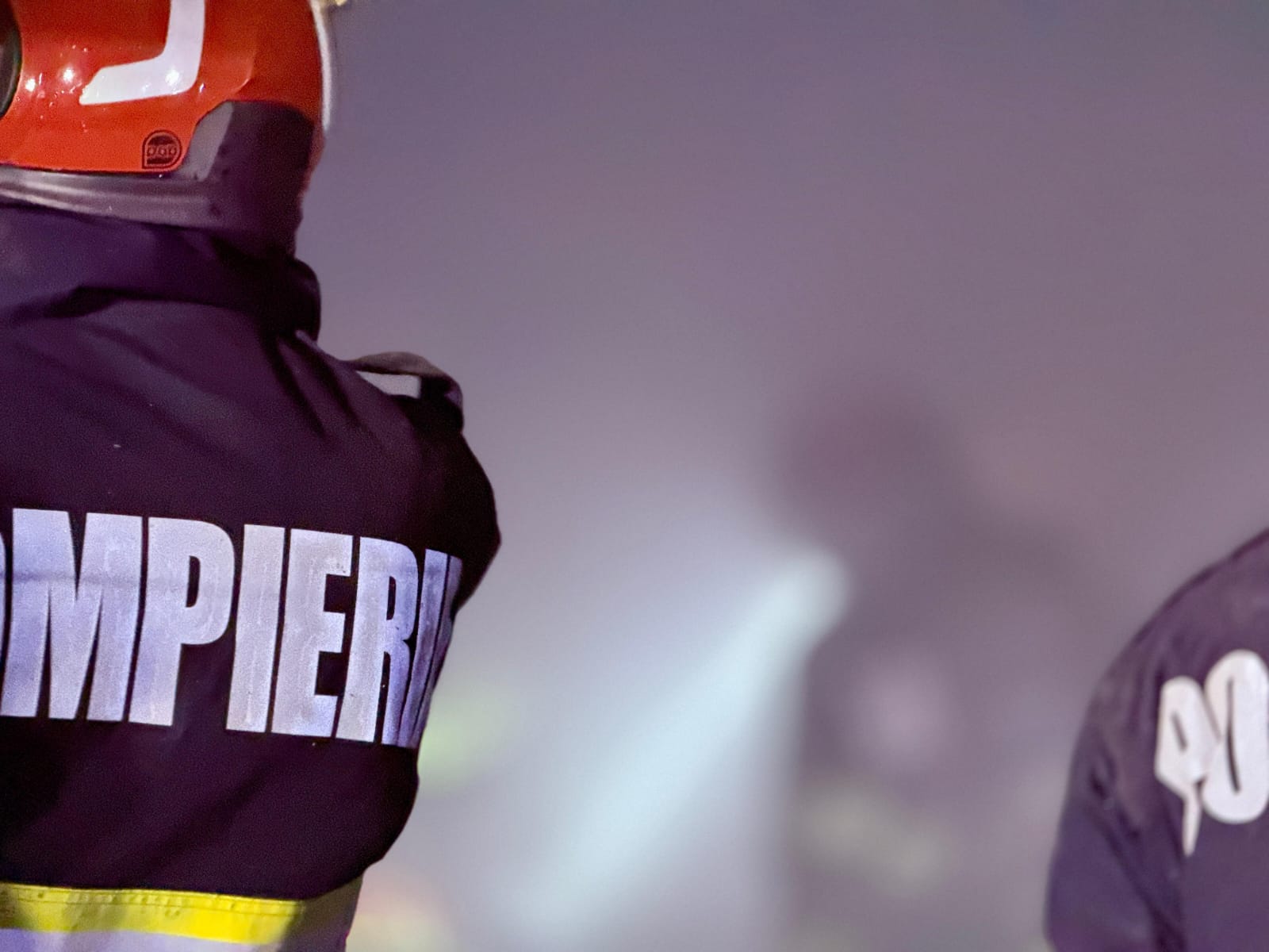 Magazie în flăcări, două case în pericol