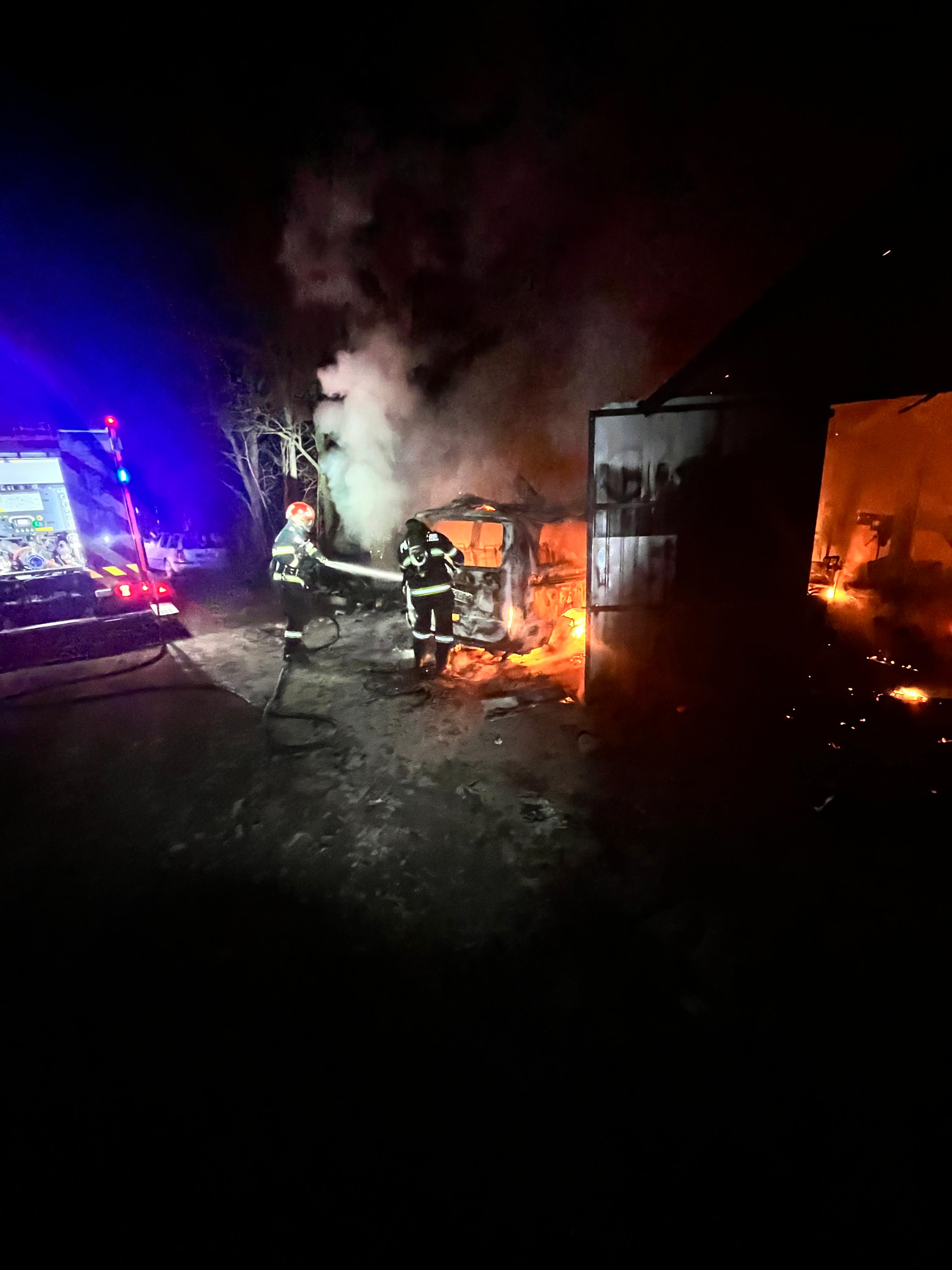 Un garaj și o mașină s-au făcut scrum seara aceasta