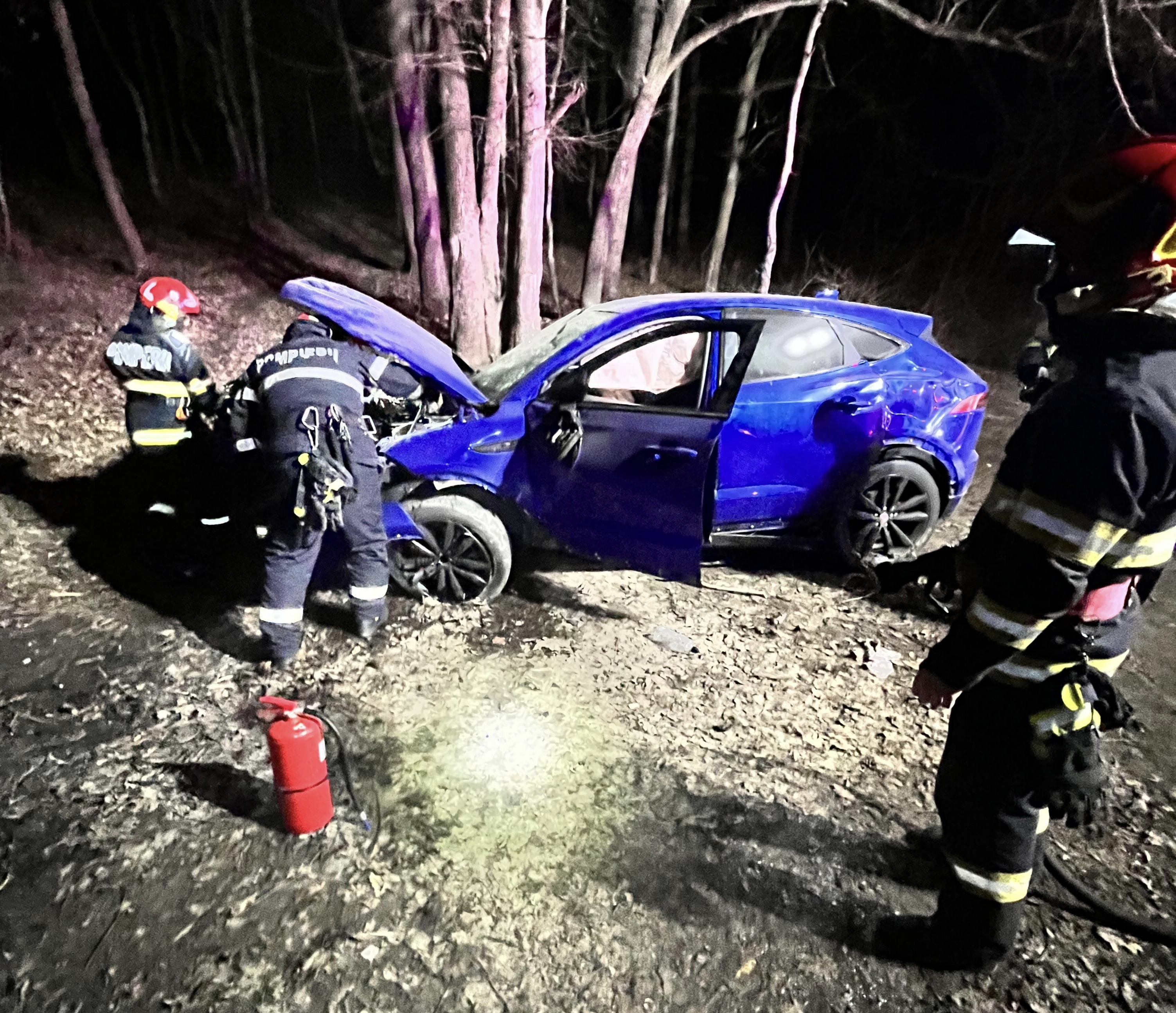 NOAPTEA TRECUTĂ: La un pas de tragedie pe șosea, pompierii botoșăneni chemați urgent