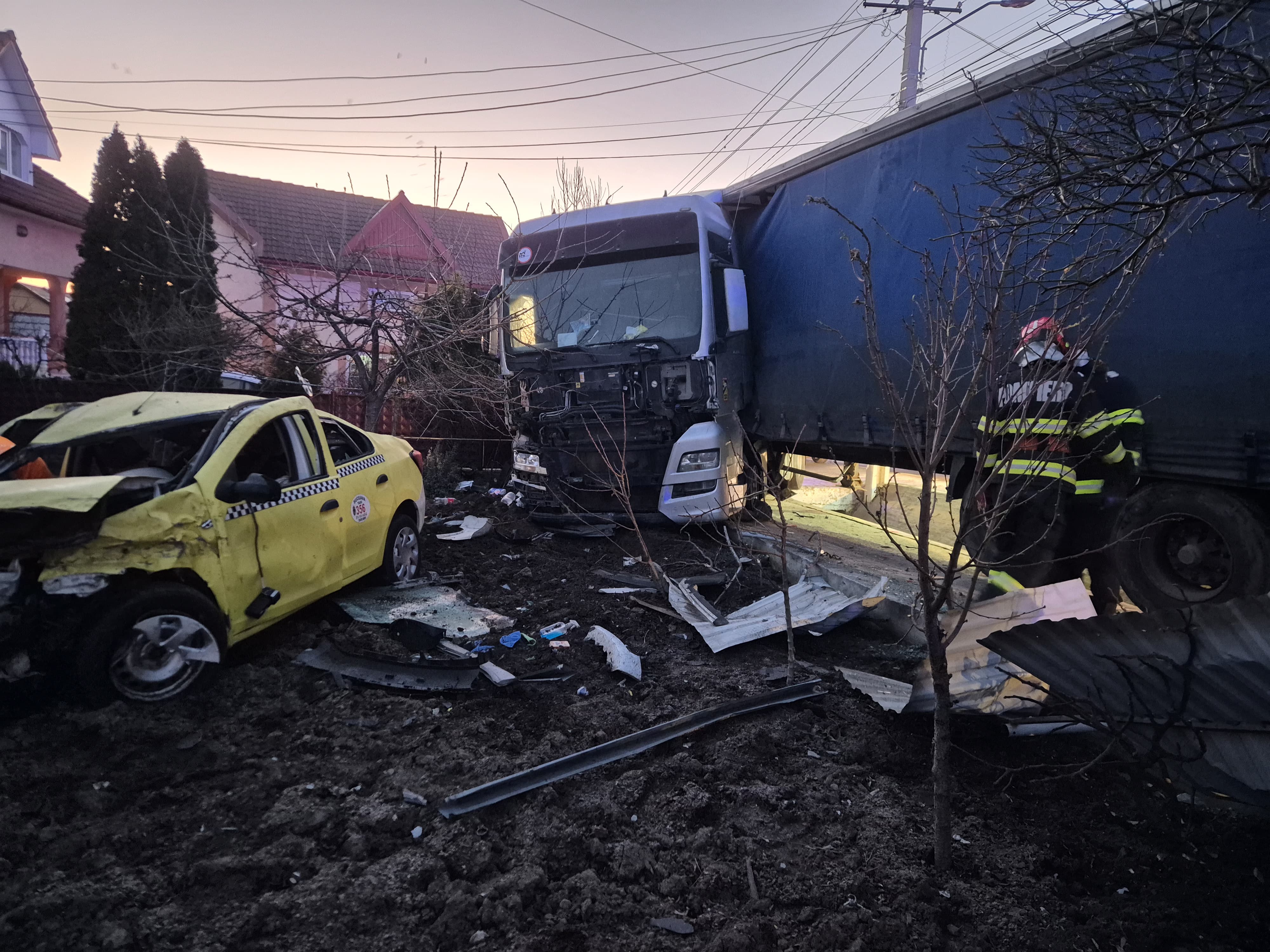 Un taxi și un camion s-au izbit pe drumul Botoșani - Suceava, doi răniți duși la spital