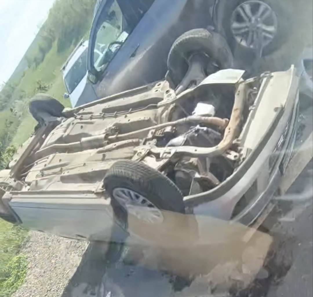 Mașină răsturnată după un accident, o tânără a fost rănită