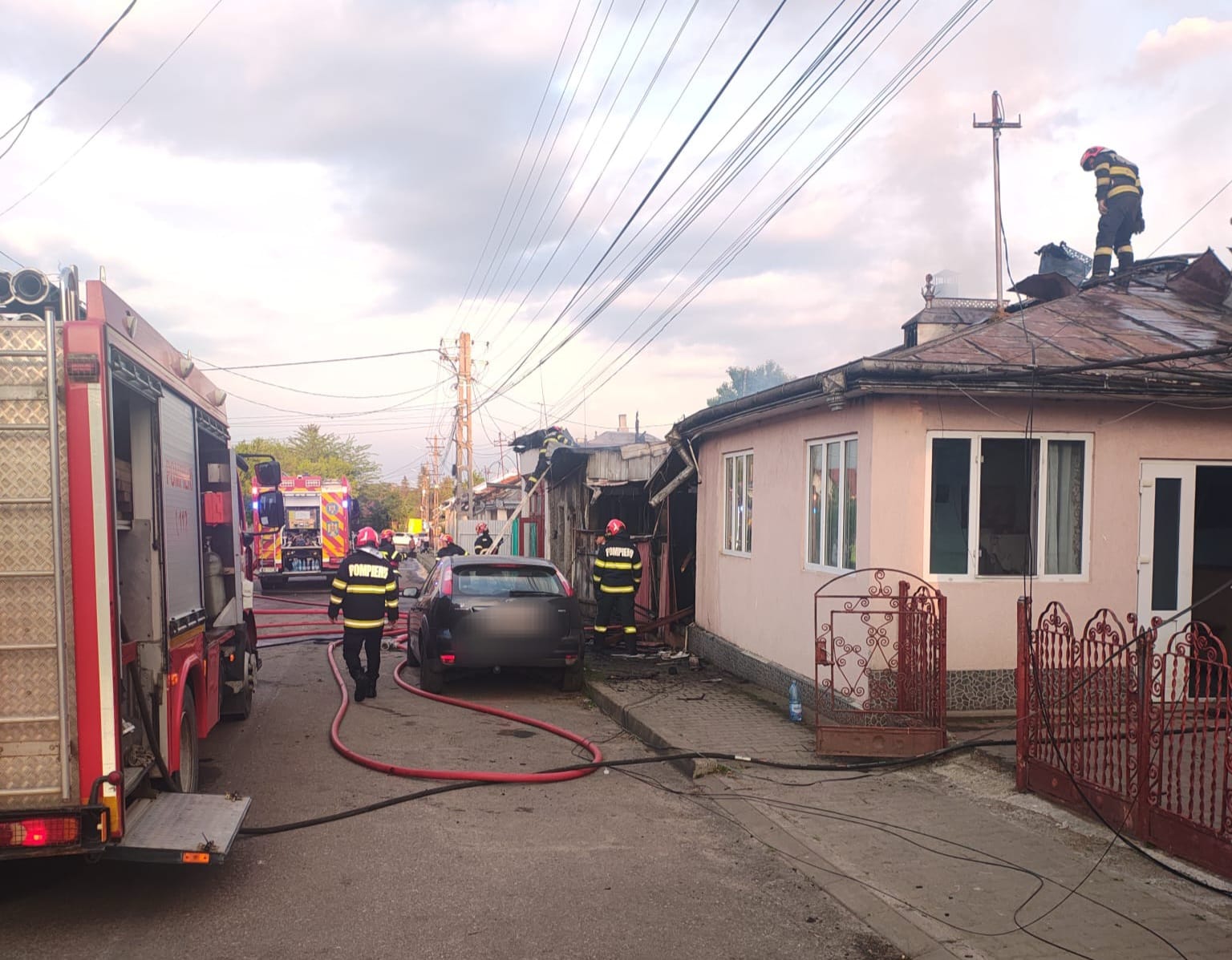 Incendiu de proporții la Botoșani: Trei case cuprinse de flăcări, la un pas de explozie 