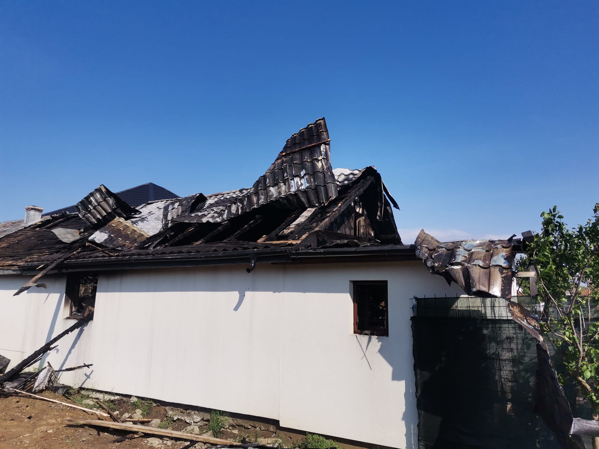 Trei botoșăneni răniți după ce au încercat să stingă incendiul izbucnit la o clădire