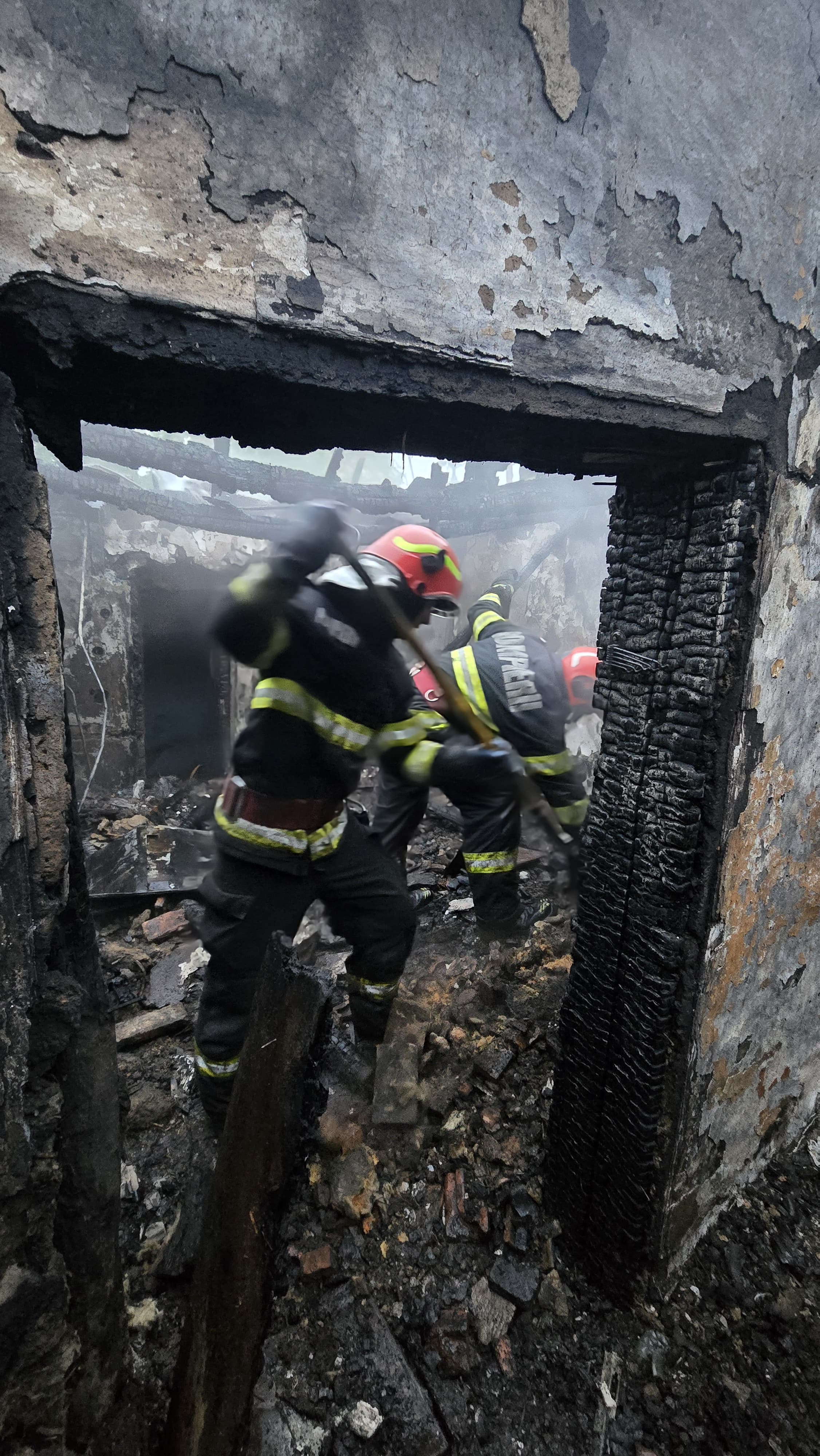 O casă a luat foc de la o lumânare, doi bărbați s-au salvat în ultimă clipă