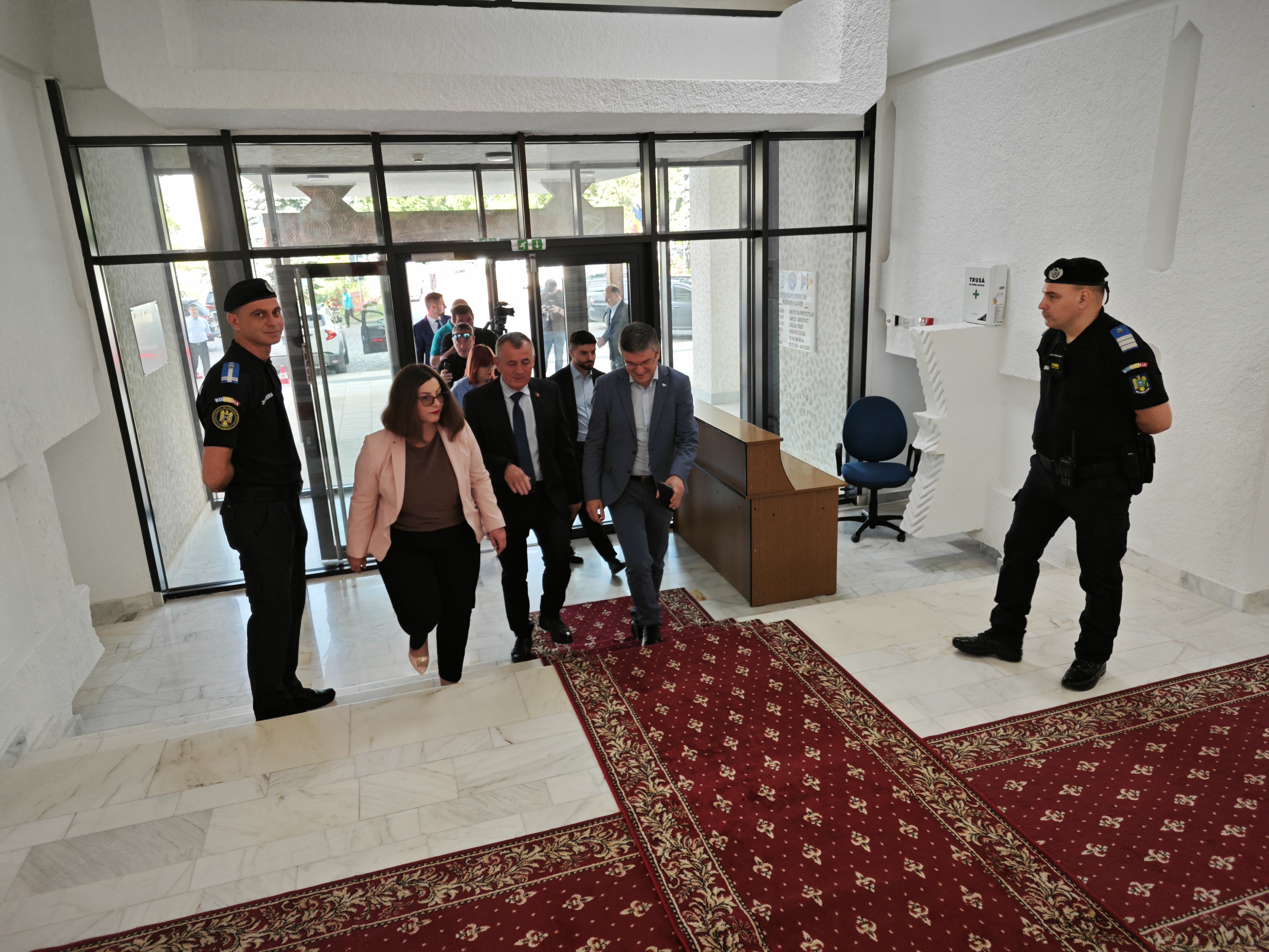ACUM: Întâiul ministru care pășește în Palatul Administrativ renovat – VIDEO 