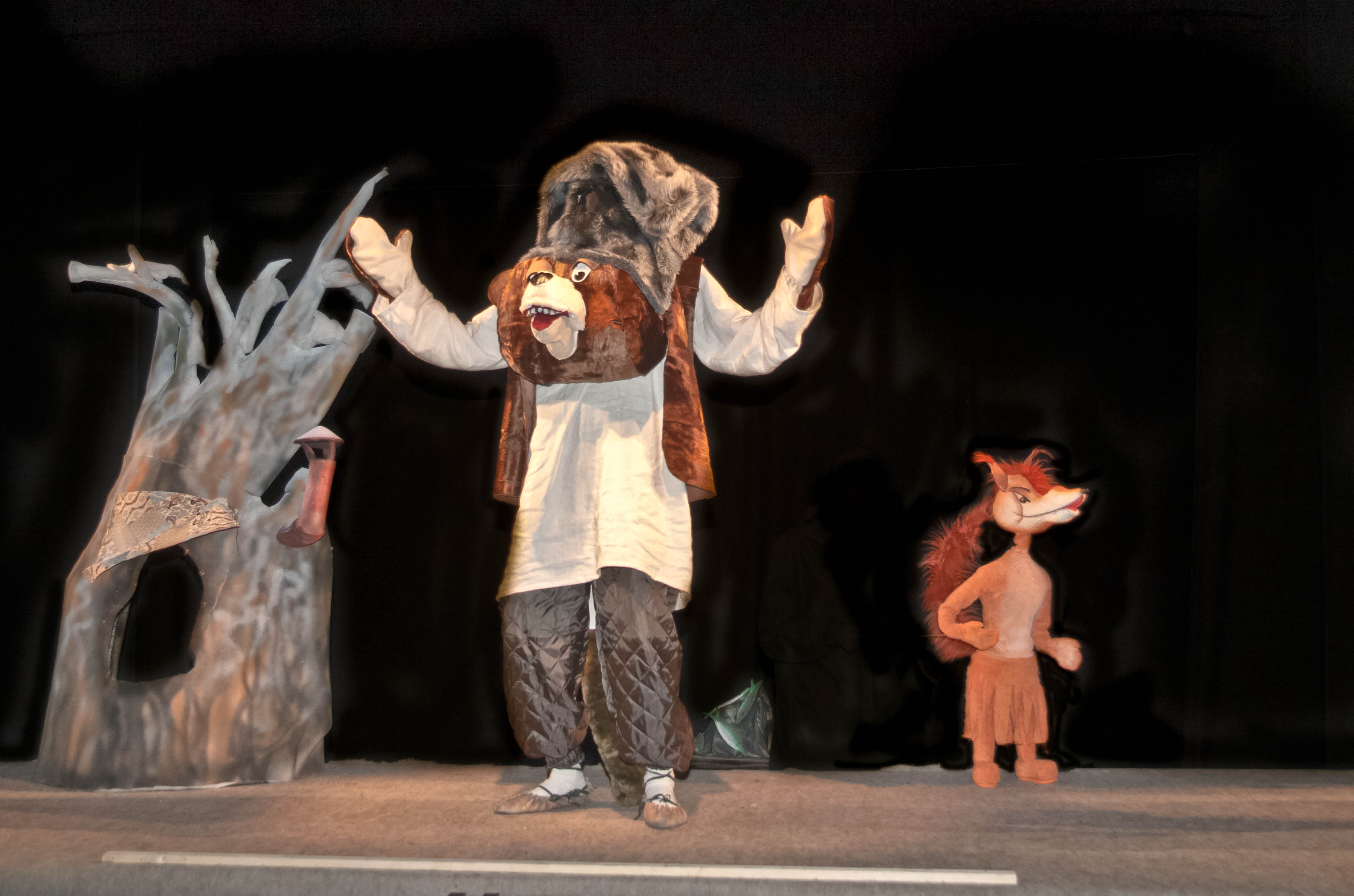 Copiii chemați la Teatrul Vasilache să vadă cum a rămas ursul fără coadă și ce a făcut vulpea cea șireată 