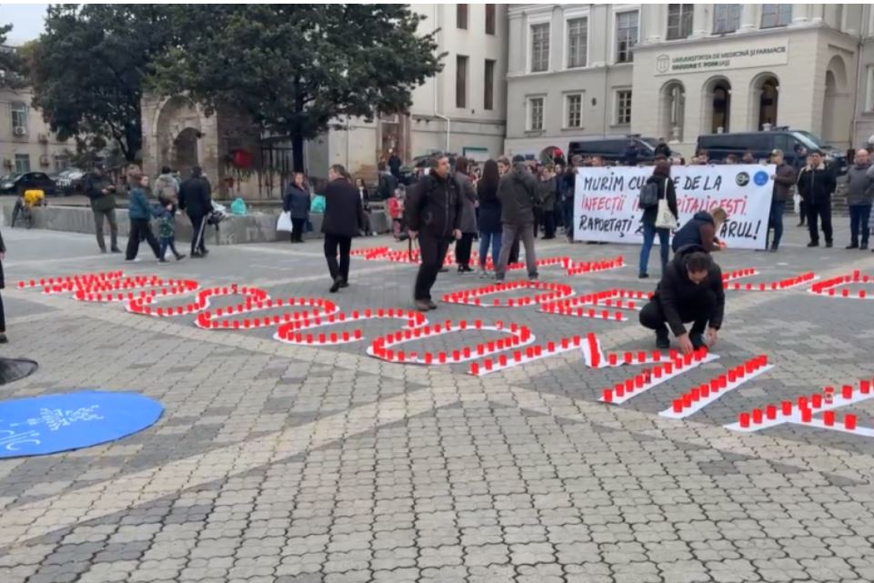 Durere și revoltă la Iași: moment de reculegere pentru copiii răpuși de infecții la Spitalul „Sfânta Maria”