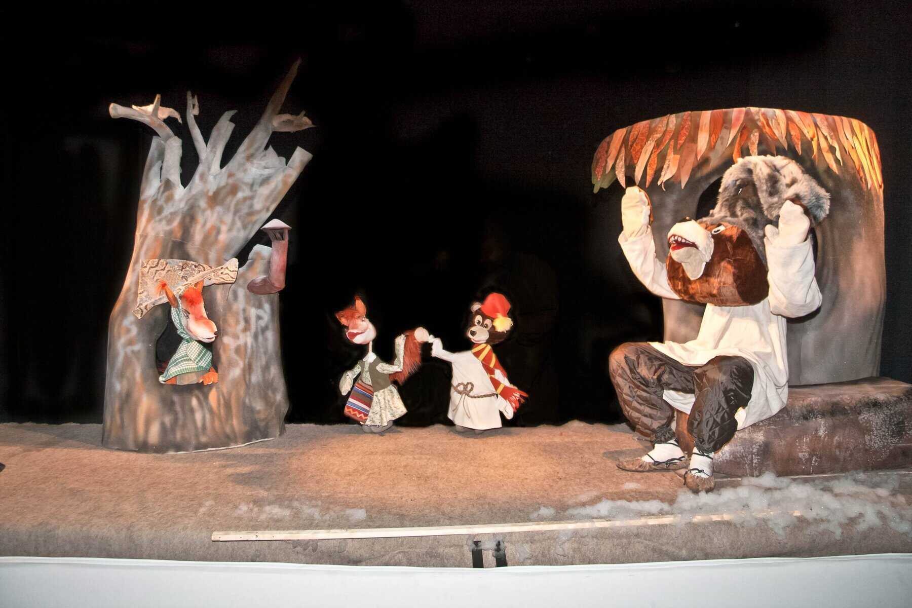 „Ursul păcălit de vulpe” revine pe scena Teatrului „Vasilache” din Botoșani: program și detalii