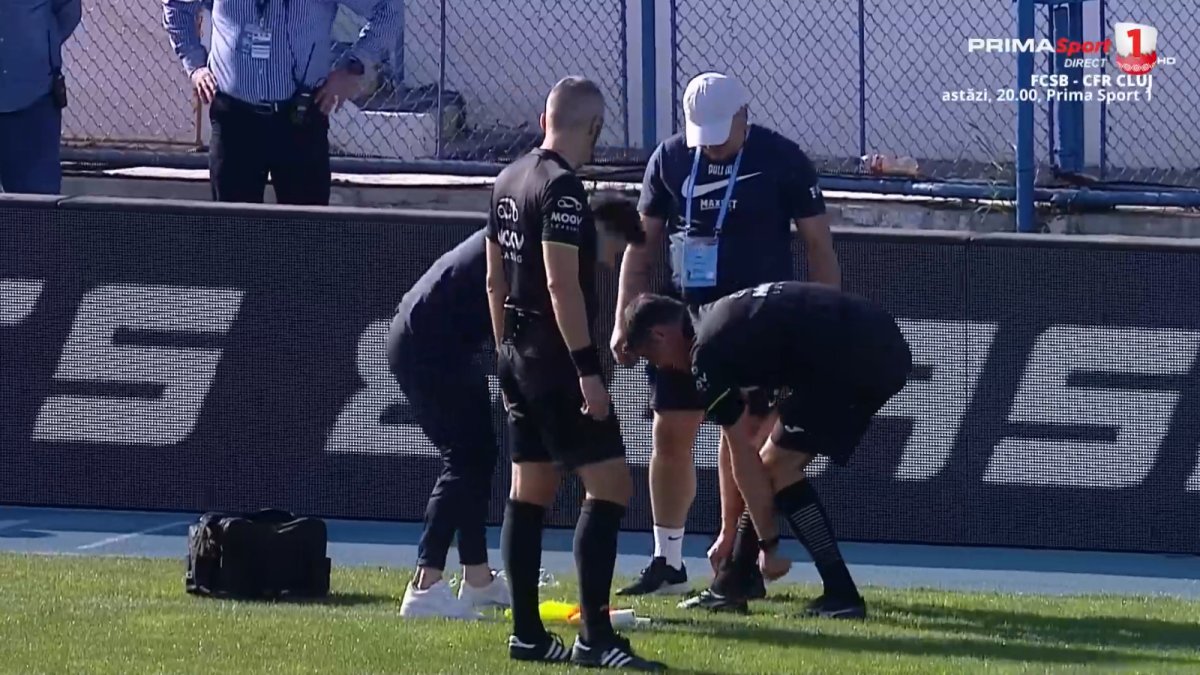 Incident inedit în SuperLiga: Asistent medical chemat pe marginea terenului pentru arbitrul asistent în timpul meciului