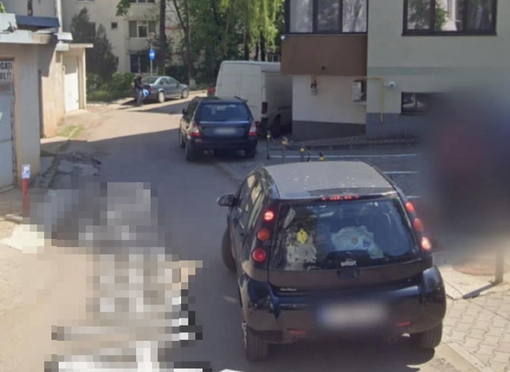 Intervenții cerute pe o stradă ciuruită din municipiu: Efectiv îți rupi mașina