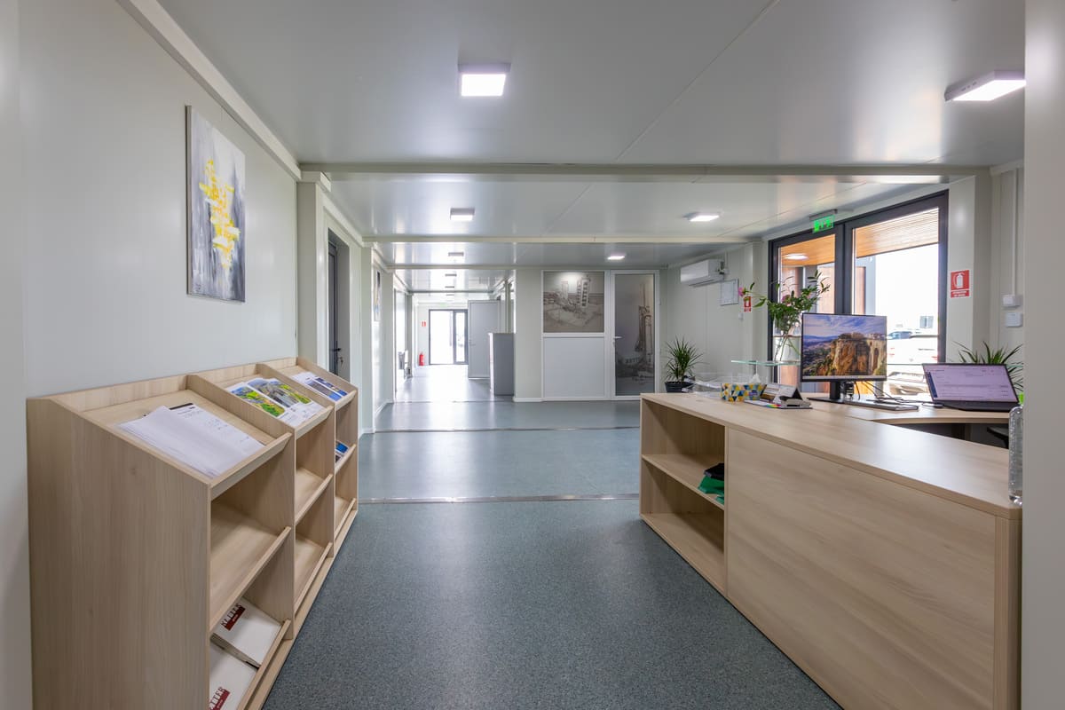 Cum îți organizezi eficient spațiul de lucru cu containere produse de Containere FDC? 