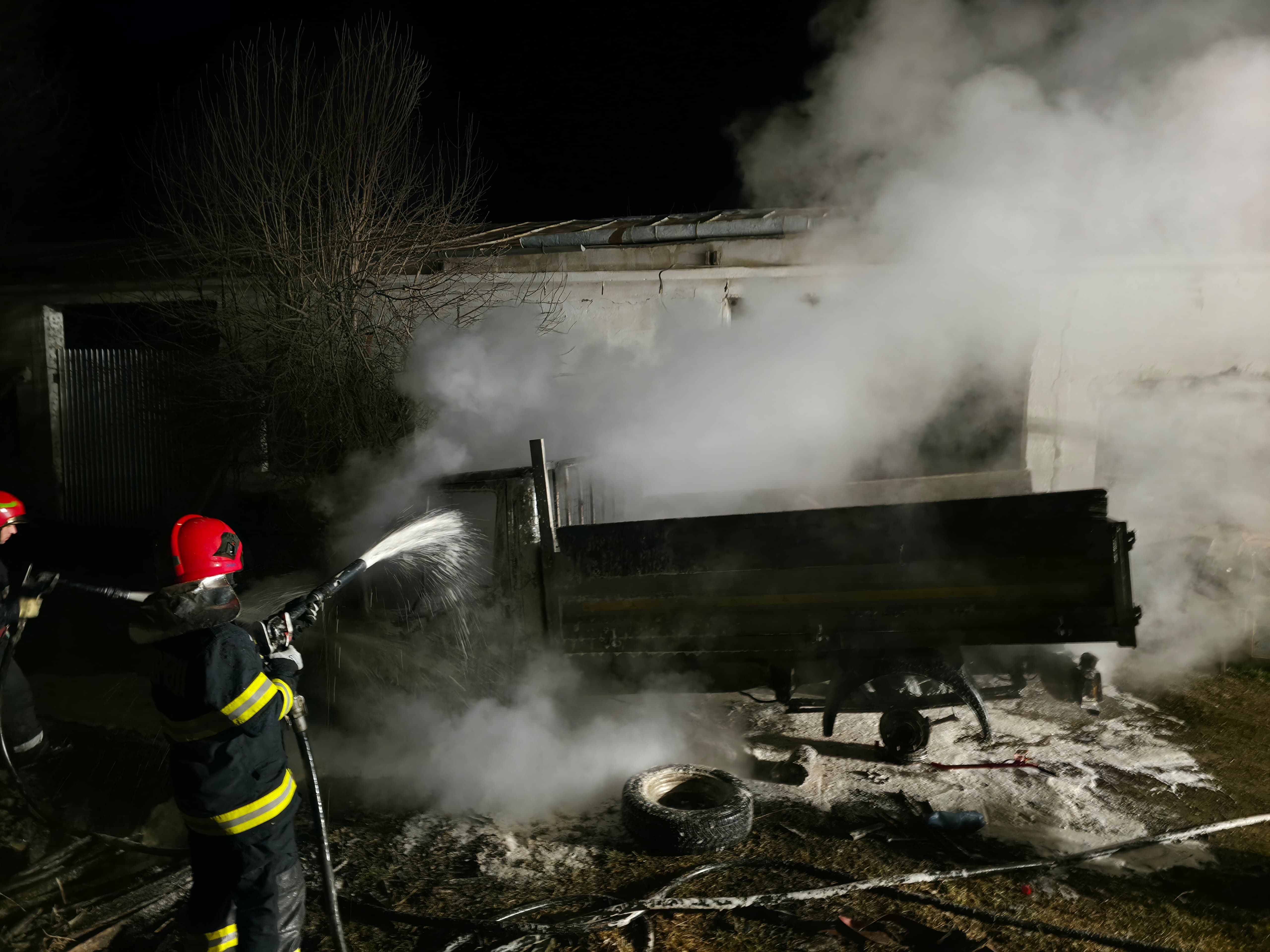 Autoutilitară cuprinsă de flăcări în toiul nopţii, pompierii au intervenit de urgenţă