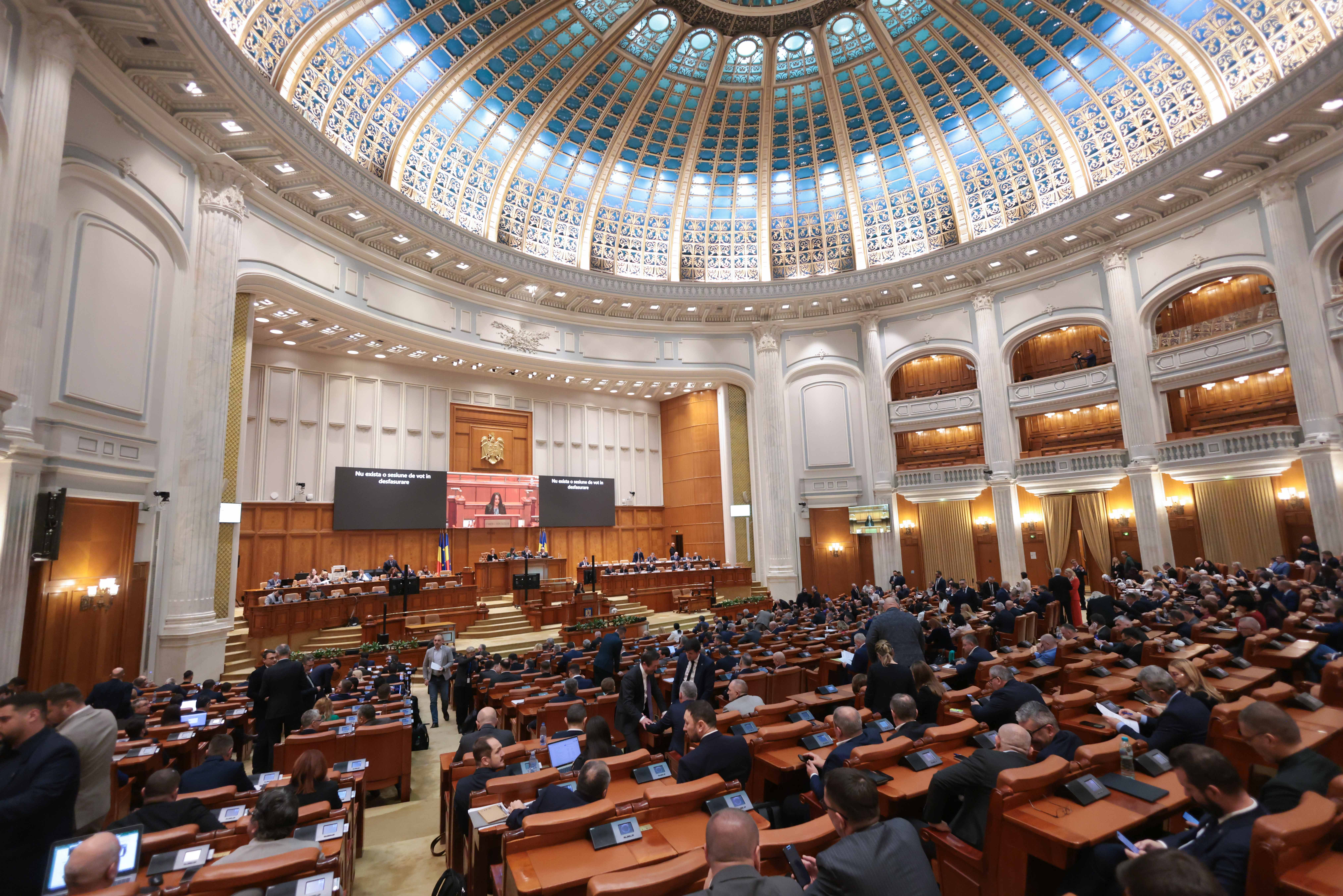 Ce salarii au parlamentarii români și ce impact are reducerea sumei forfetare?