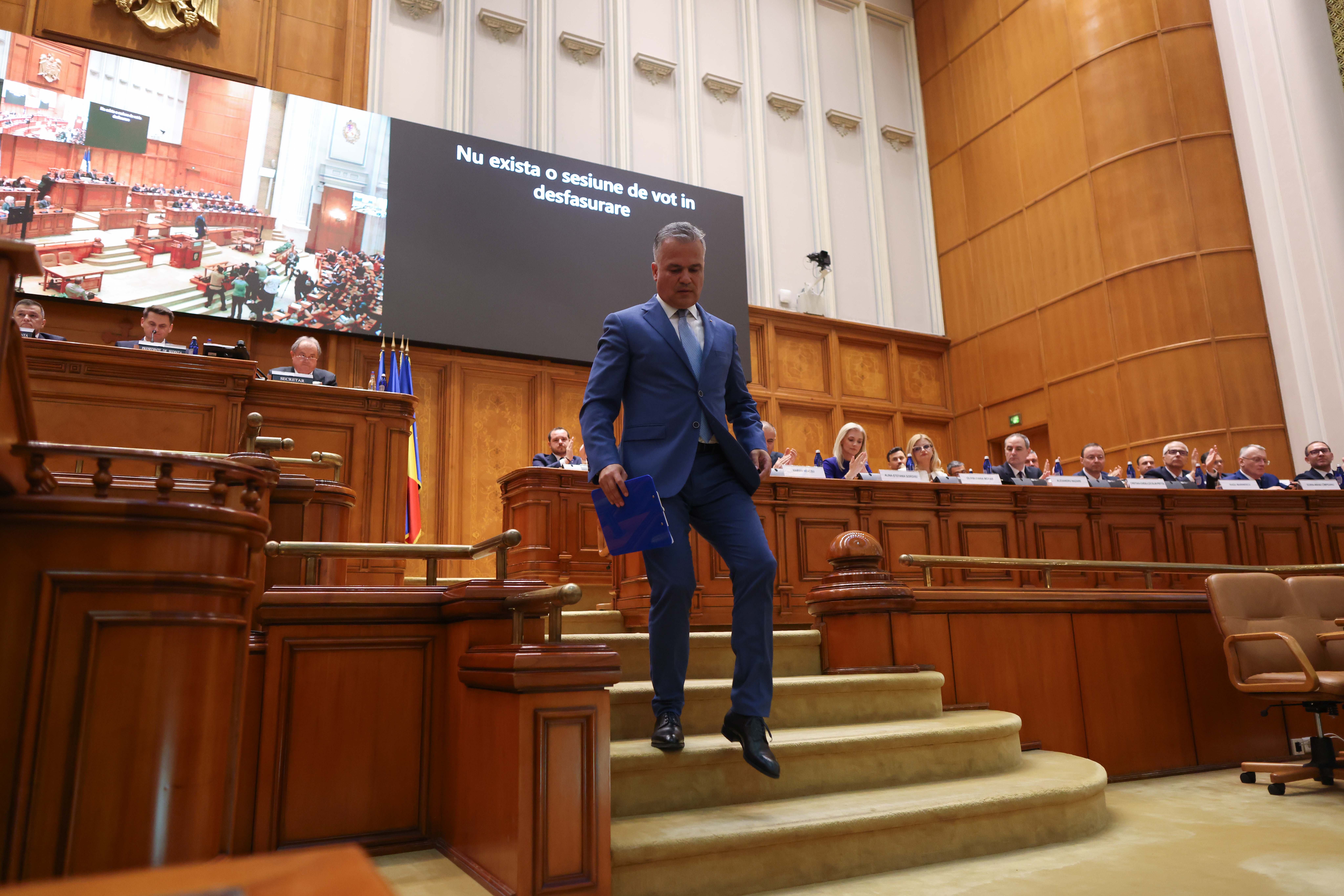 Toate reacțiile după noaptea căderii guvernului Adrian Veștea. Lovitura de forță din Parlament