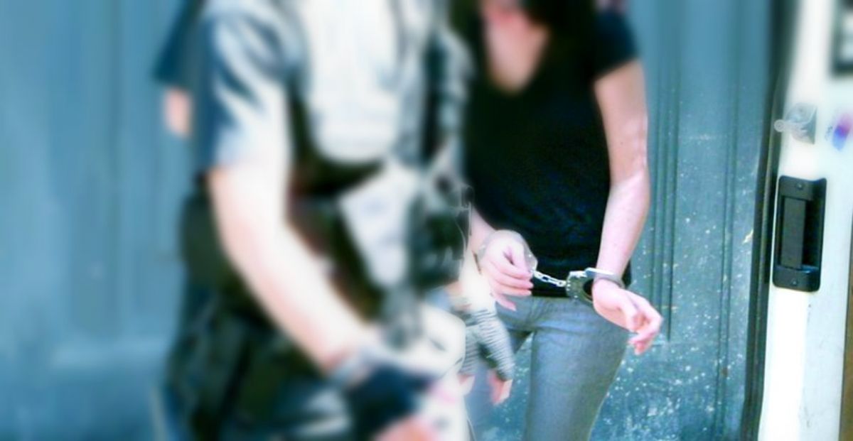 Botoșăneancă de 42 de ani REȚINUTĂ de polițiști după ce a „umblat la buzunare”