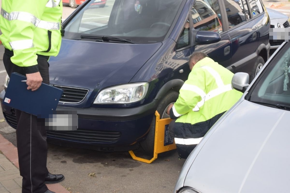 Polițiștii locali au făcut „curățenie” în parcări: Roți blocate, șoferi amendați