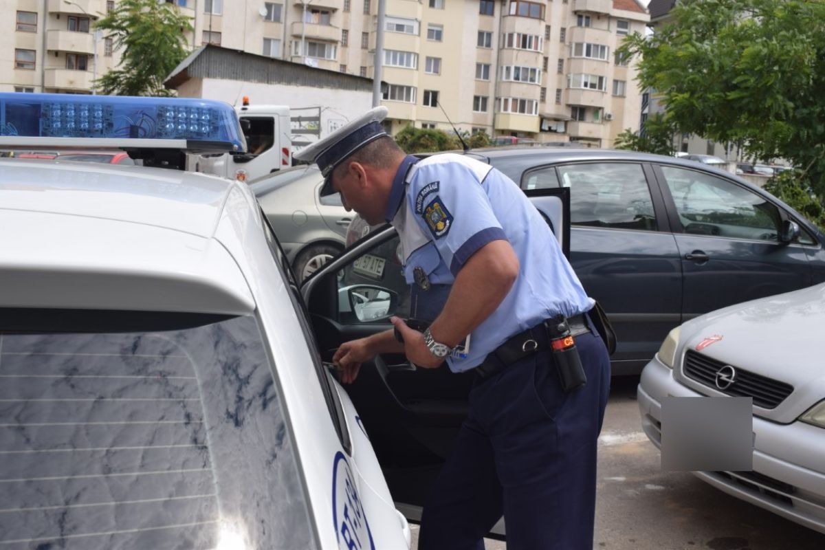 Zeci de persoane verificate de polițiști: Amenzi, pachete de țigări confiscate și nereguli în trafic