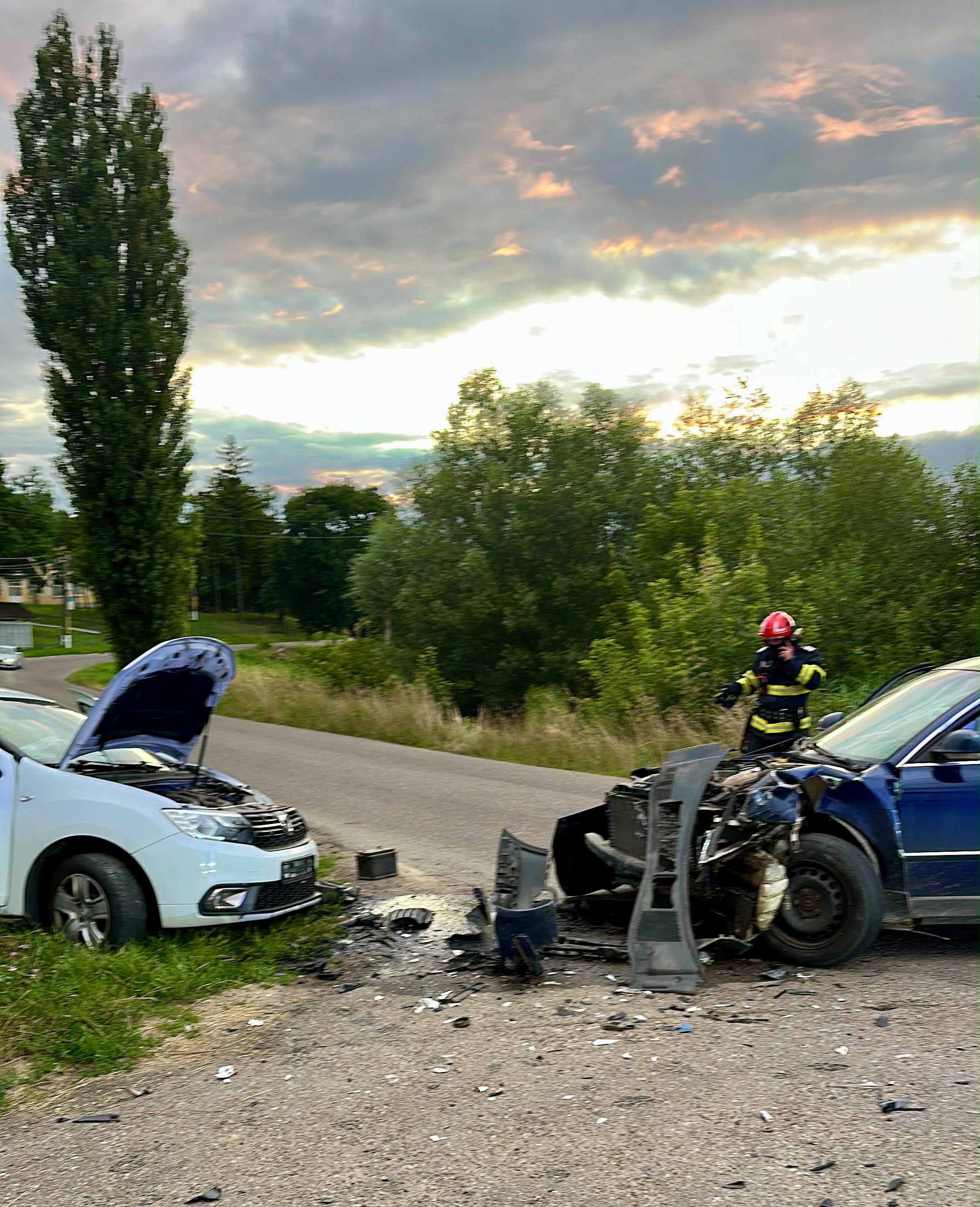 Impact VW - Logan în județ, un șofer preluat de urgență de ambulanță