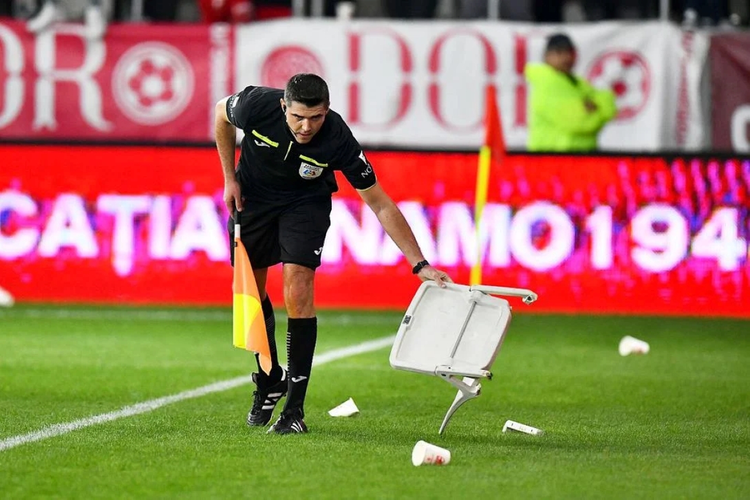 Amenzi, interdicții și anchetă după meciul Dinamo-FC Botoșani