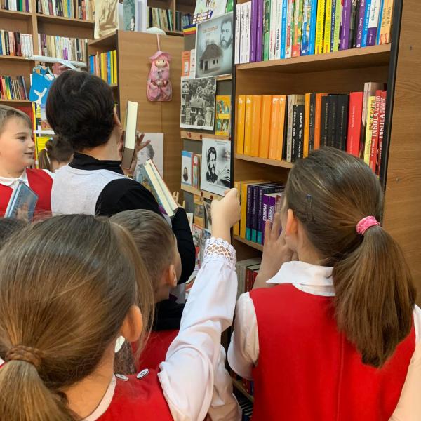 ASTĂZI: Lectură cu marionete și jocuri la „Povești în bibliotecă”, eveniment dedicat celor mici