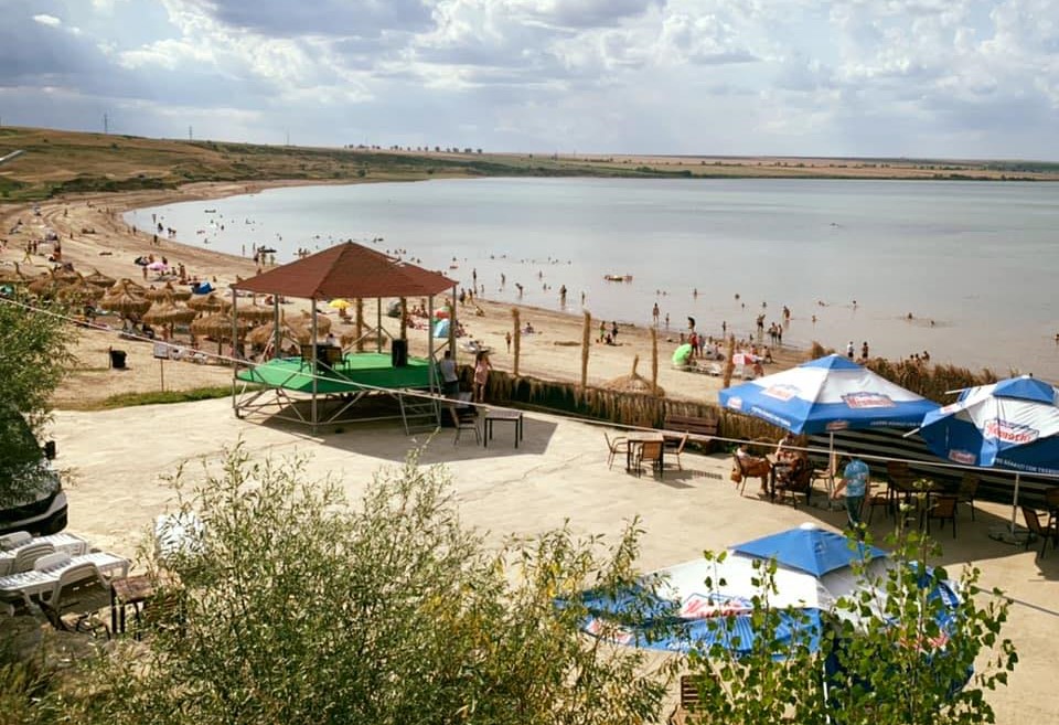 Paradis „cu țepi” la Marea Nordului, prefectul face comandament pentru protejarea turiștilor care merg pe plaja de la Stânca – VIDEO 