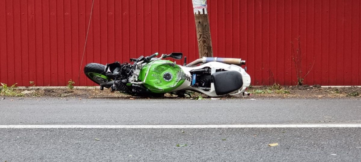 Doi tineri pe motocicletă, răniți din cauza unui șofer din Botoșani