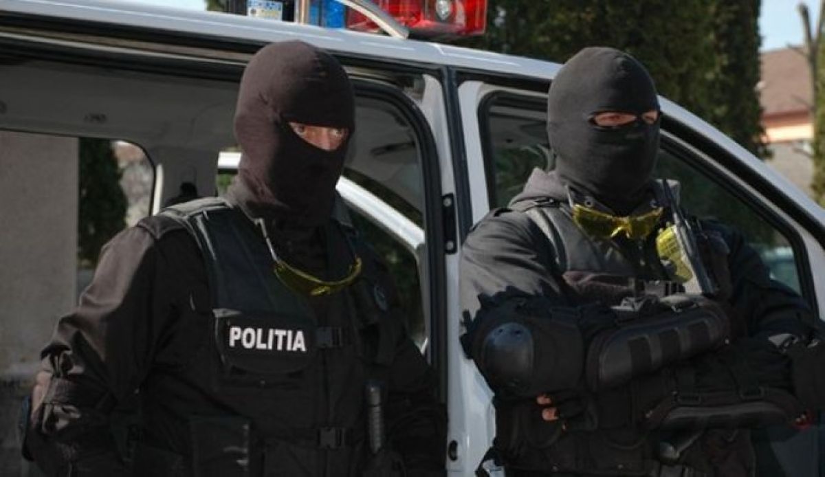 Rețea uriașă de traficanți de droguri prinsă cu ajutor de la Botoșani: ȘAPTE bărbați reținuți