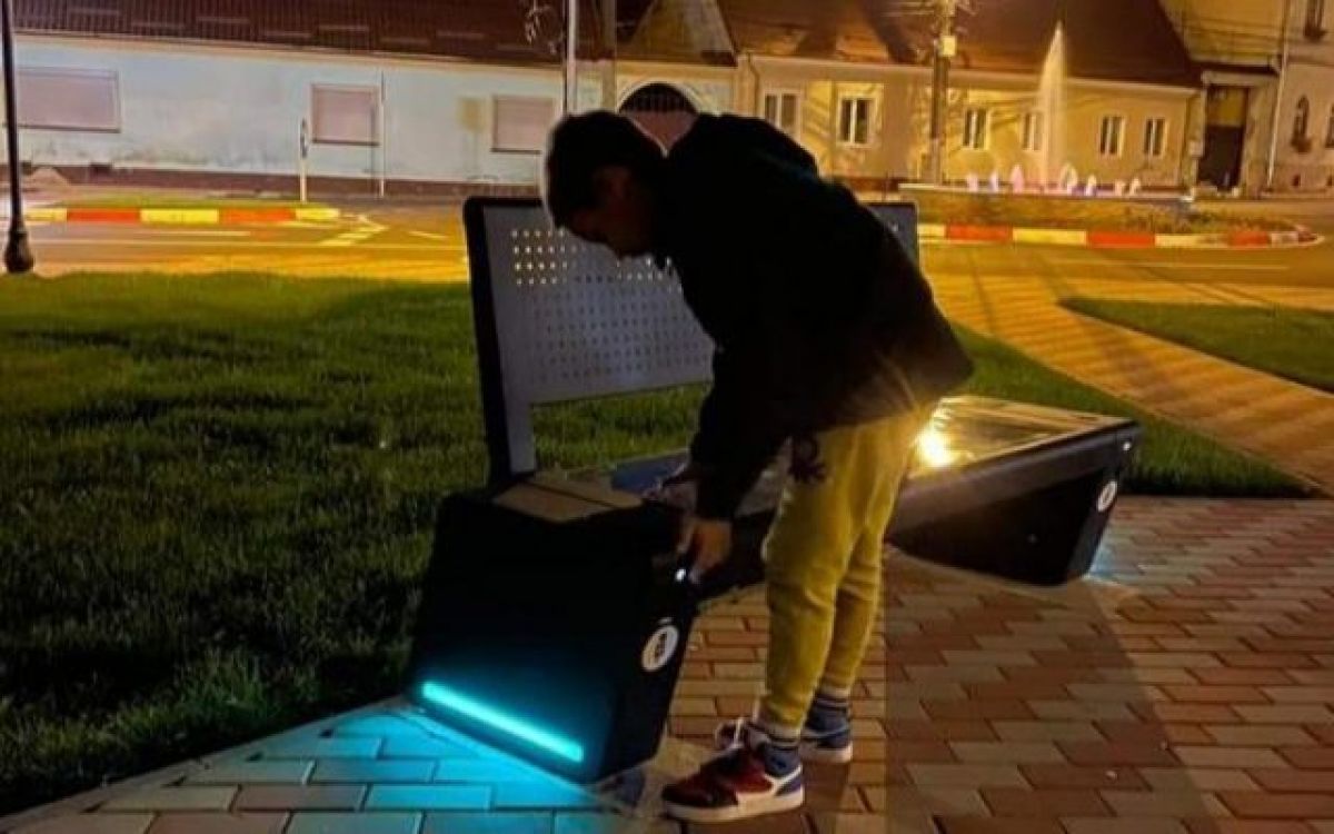 Vecinii sparg gheața cu băncile inteligente, la Botoșani există și în comune