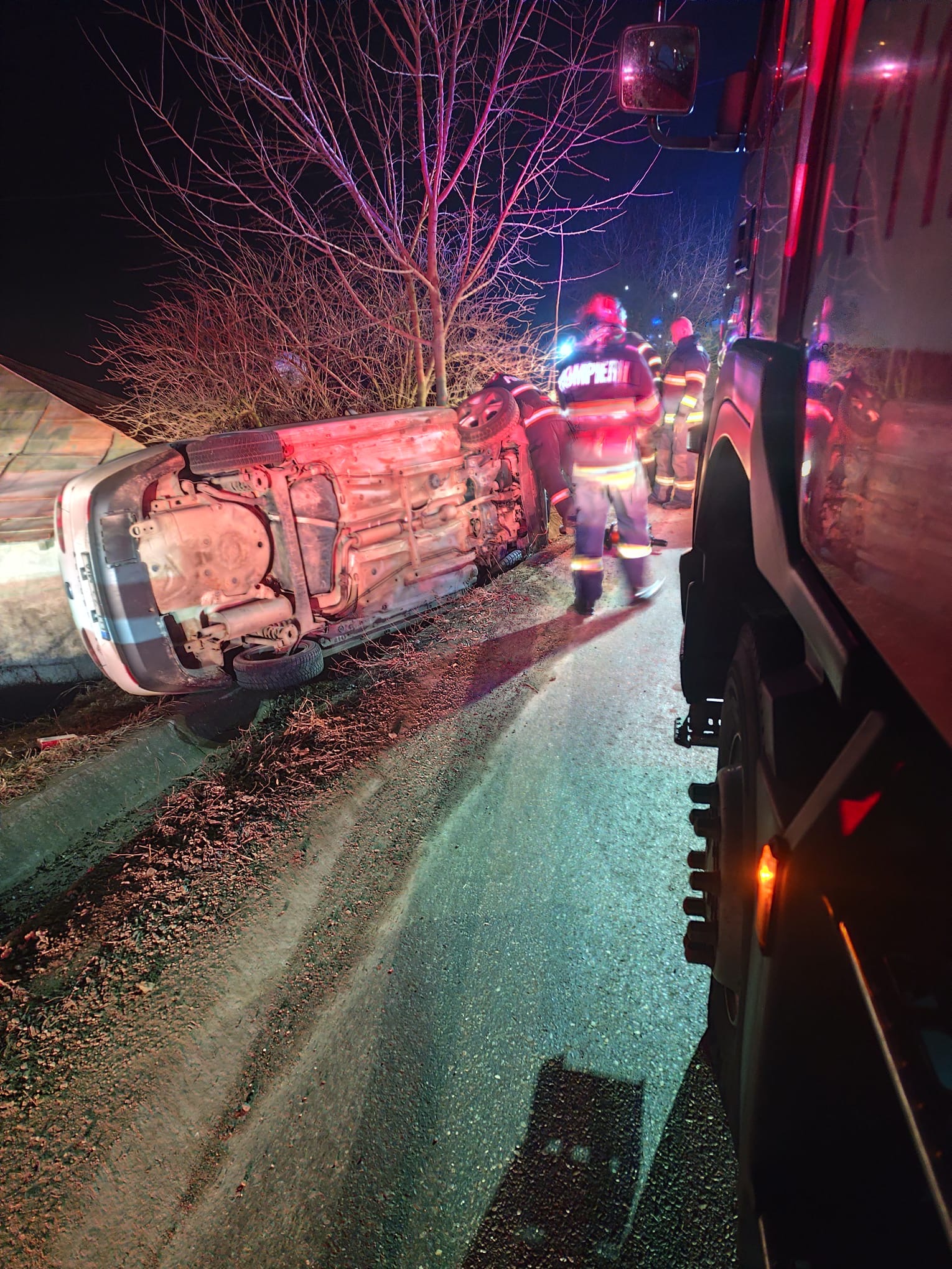 ÎN URMĂ CU SCURT TIMP: O mașină s-a răsturnat la Curtești