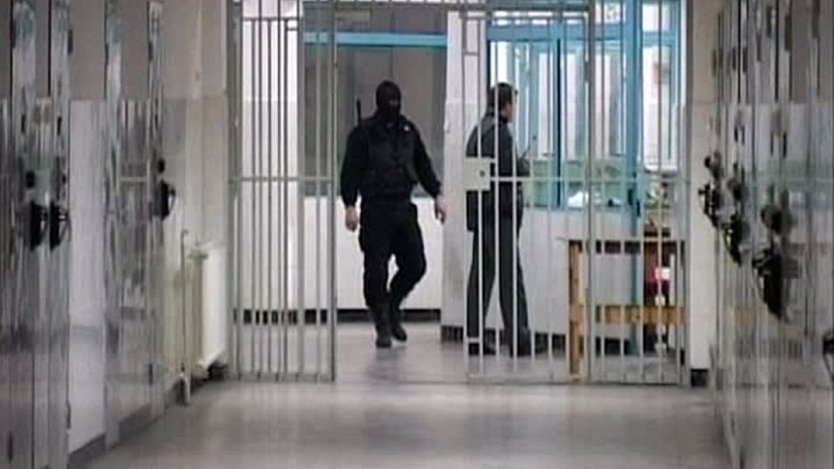 Tânăr din Botoșani condamnat pentru furt și distrugere, prins și dus la închisoare