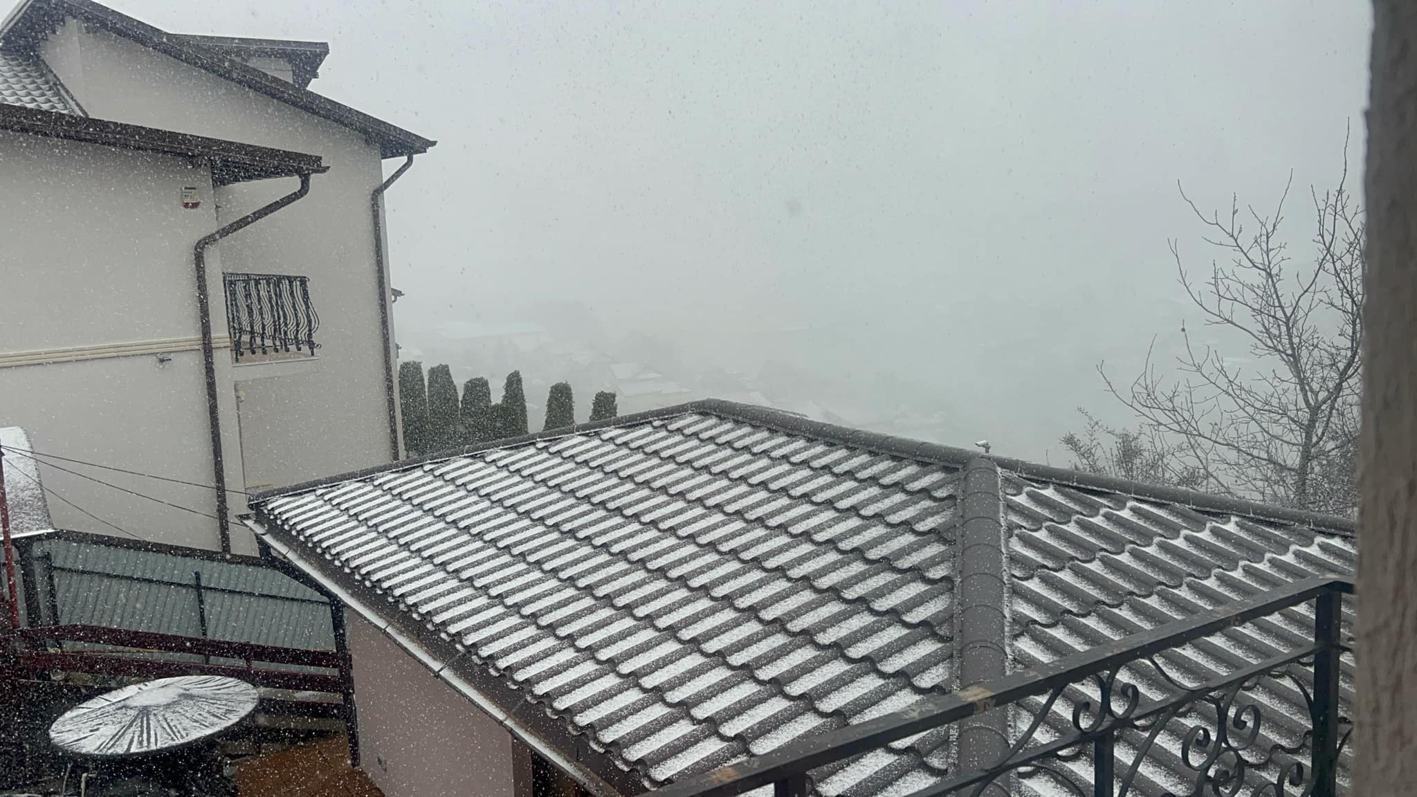 Din nou aprilie, ninge iar la Botoșani – VIDEO 