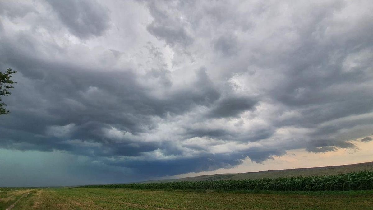 Botoșaniul sub TREI coduri de ploi, vânt și inundații: Măsurile adoptate la nivelul județului