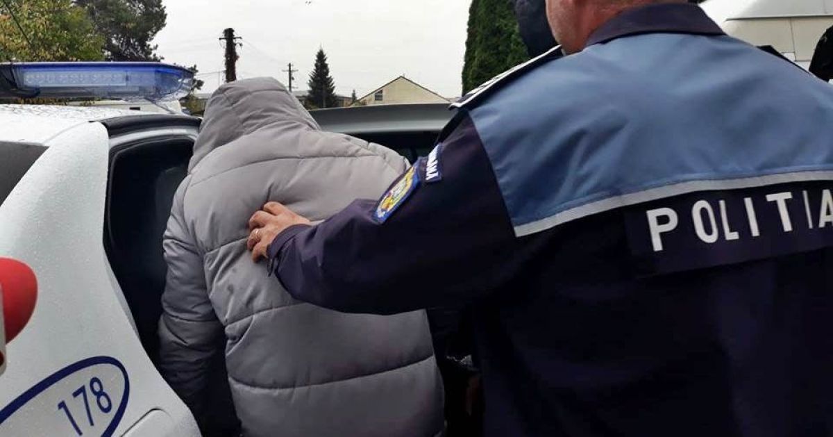 Bărbat scos din casă de polițiști după ce și-a BĂTUT fosta soție