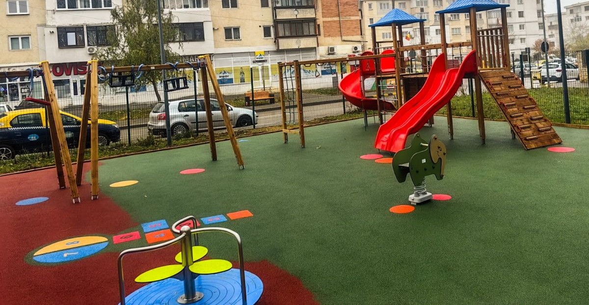 Botoșăneancă AMENDATĂ de polițiștii locali într-un parc de joacă pentru copii