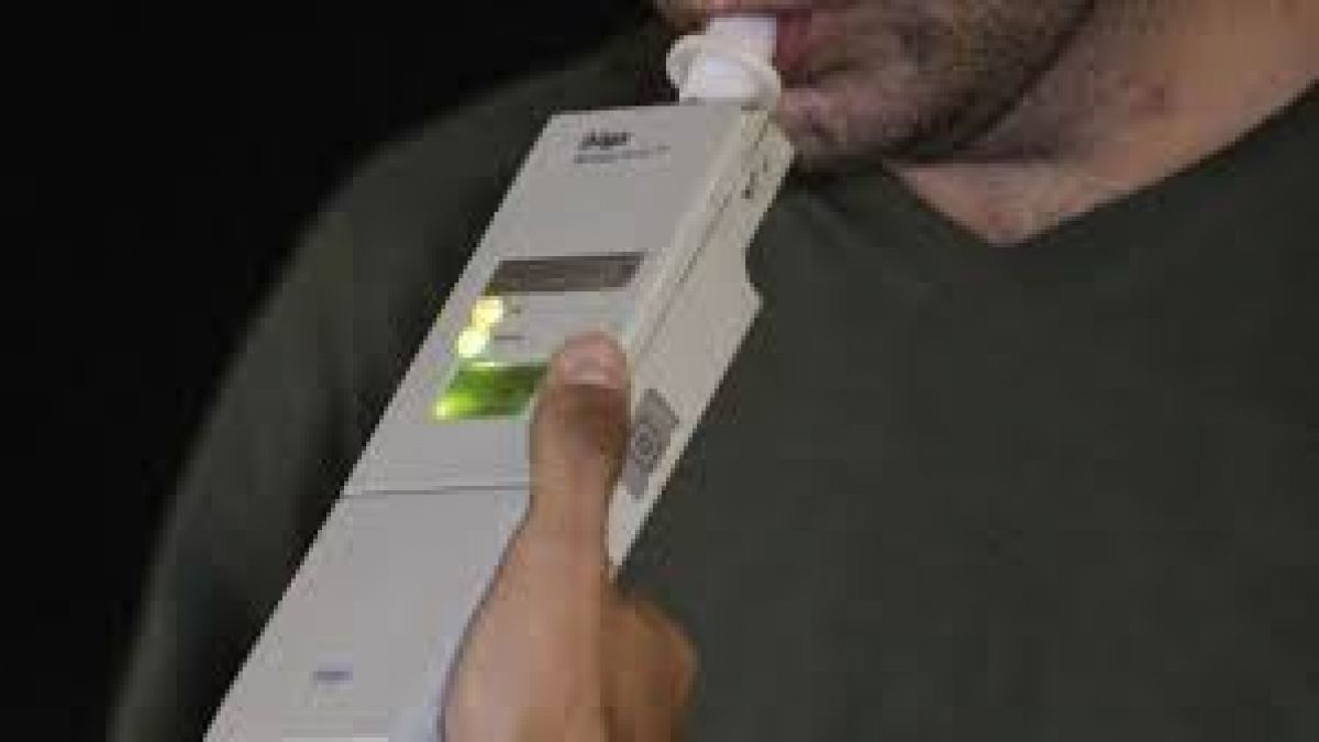 Record uluitor bătut de un tânăr botoşănean: S-a urcat la volan băut, fără permis și a reușit să avarieze nouă autoturisme