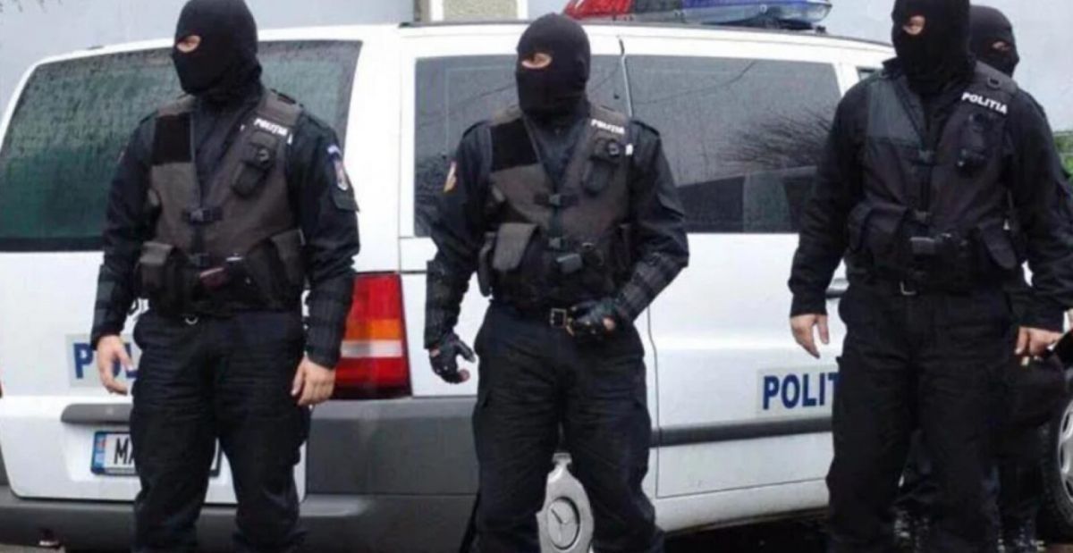 Percheziții la locuința unui tânăr „pasionat de cumpărături"