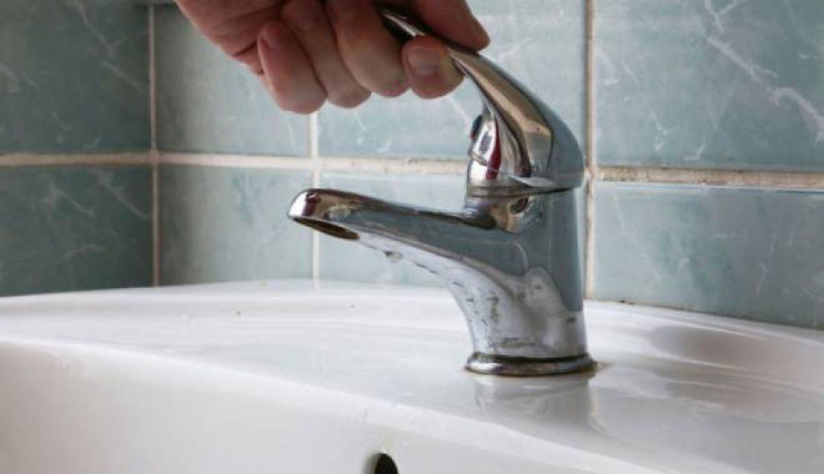 Două orașe și mai multe comune din județ rămân în continuare FĂRĂ apă