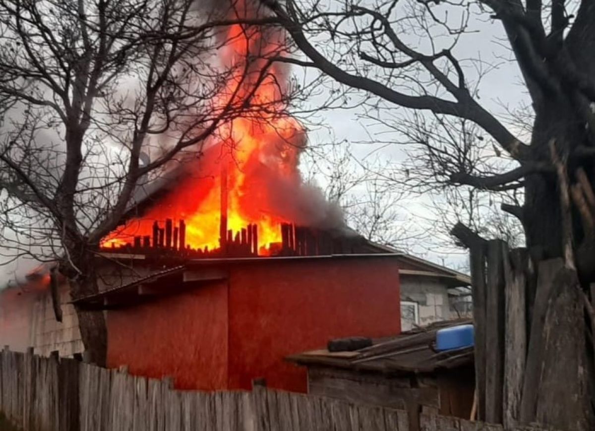 Zeci de incendii, iarna trecută din cauza coșurilor de fum: Sfaturile pompierilor