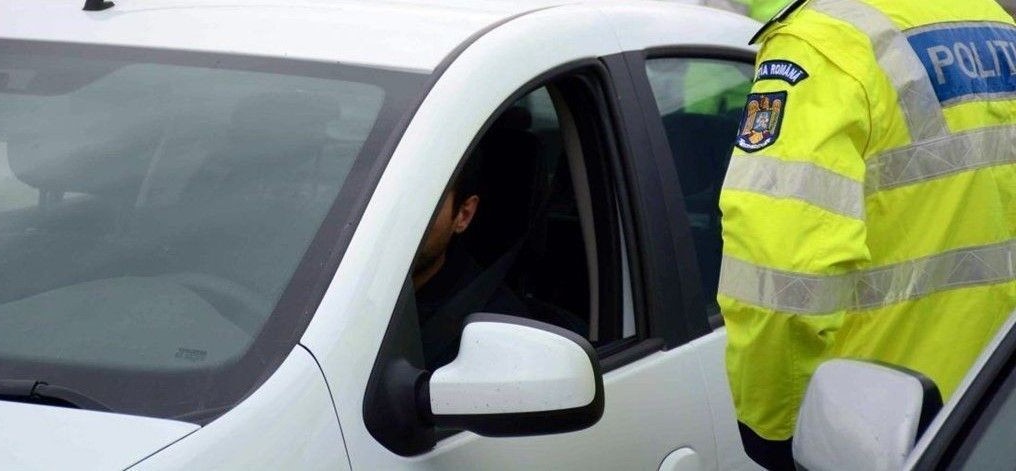 Oprire în trafic cu urmări: Tânăr cu nereguli la control prins pe un drum din județ