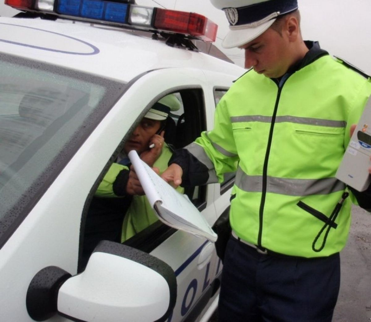 Polițiștii au împânzit străzile din Dorohoi: Vitezomani AMENDAȚI pe capete