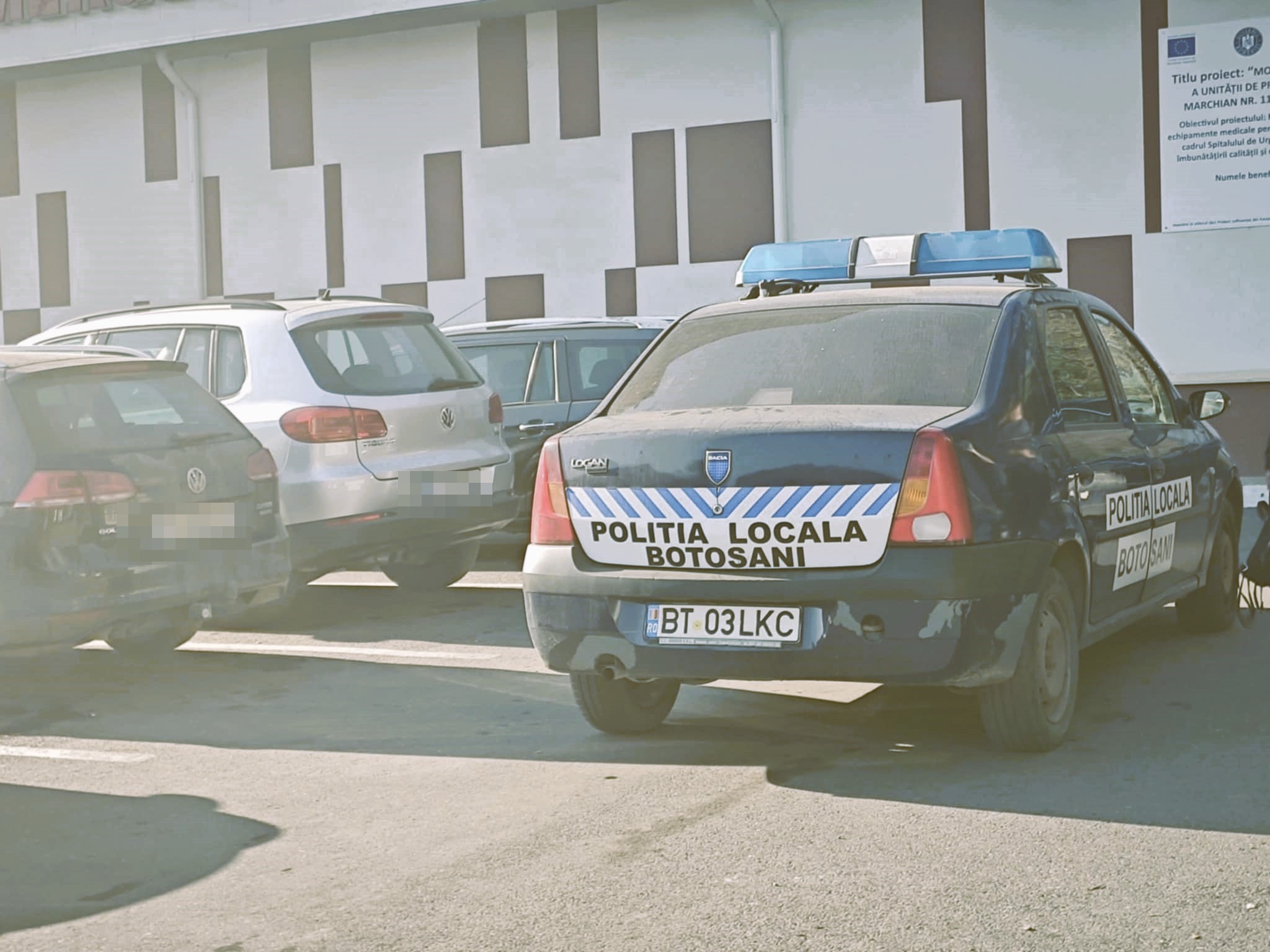 Femeie goală pușcă ridicată de polițiști din plină stradă și dusă la spital 